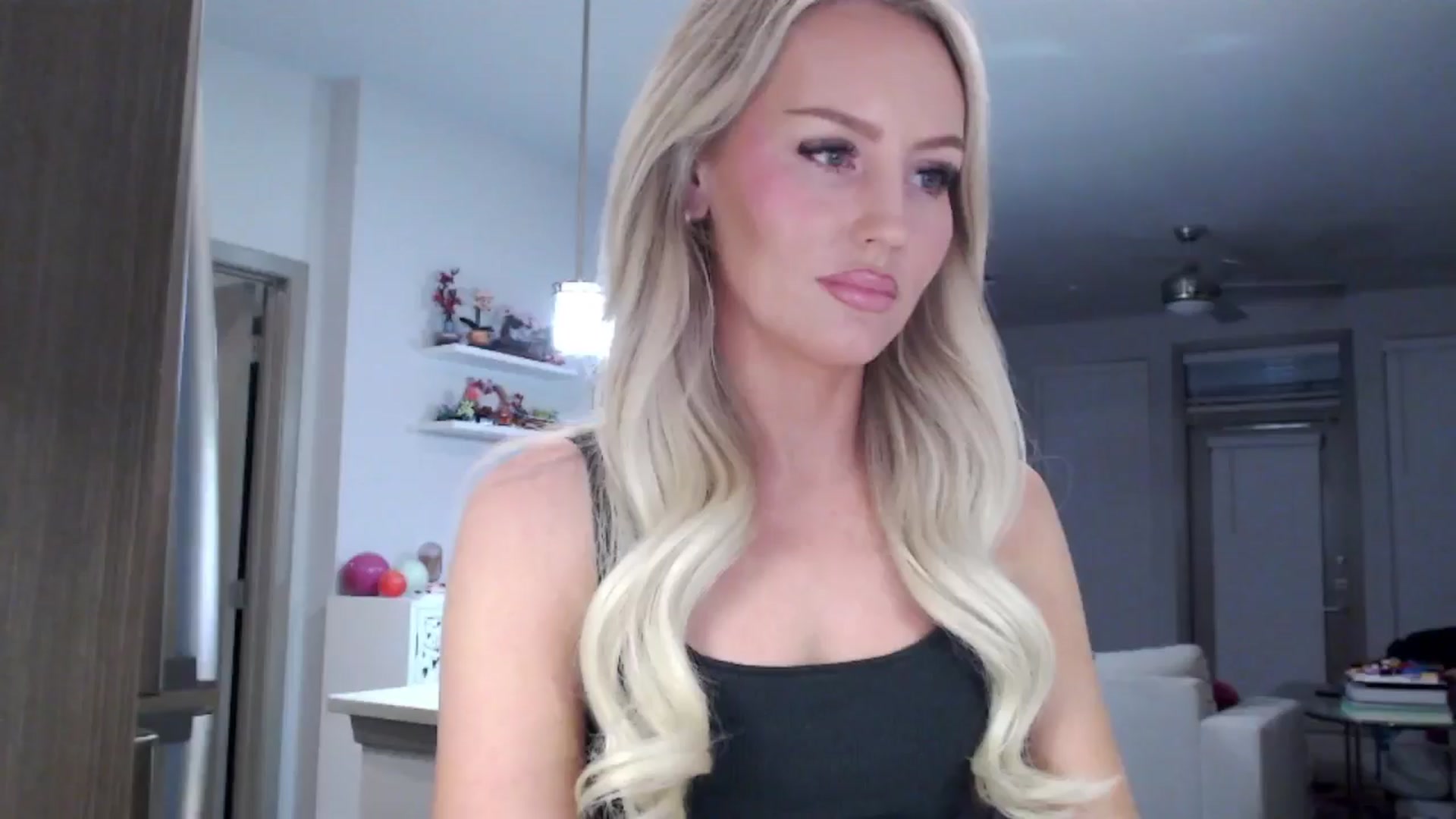 Gallery image thumbnail from Officialelsa's myfreecams stream on, 01/26/2025, 08:06 image 2 of 20
