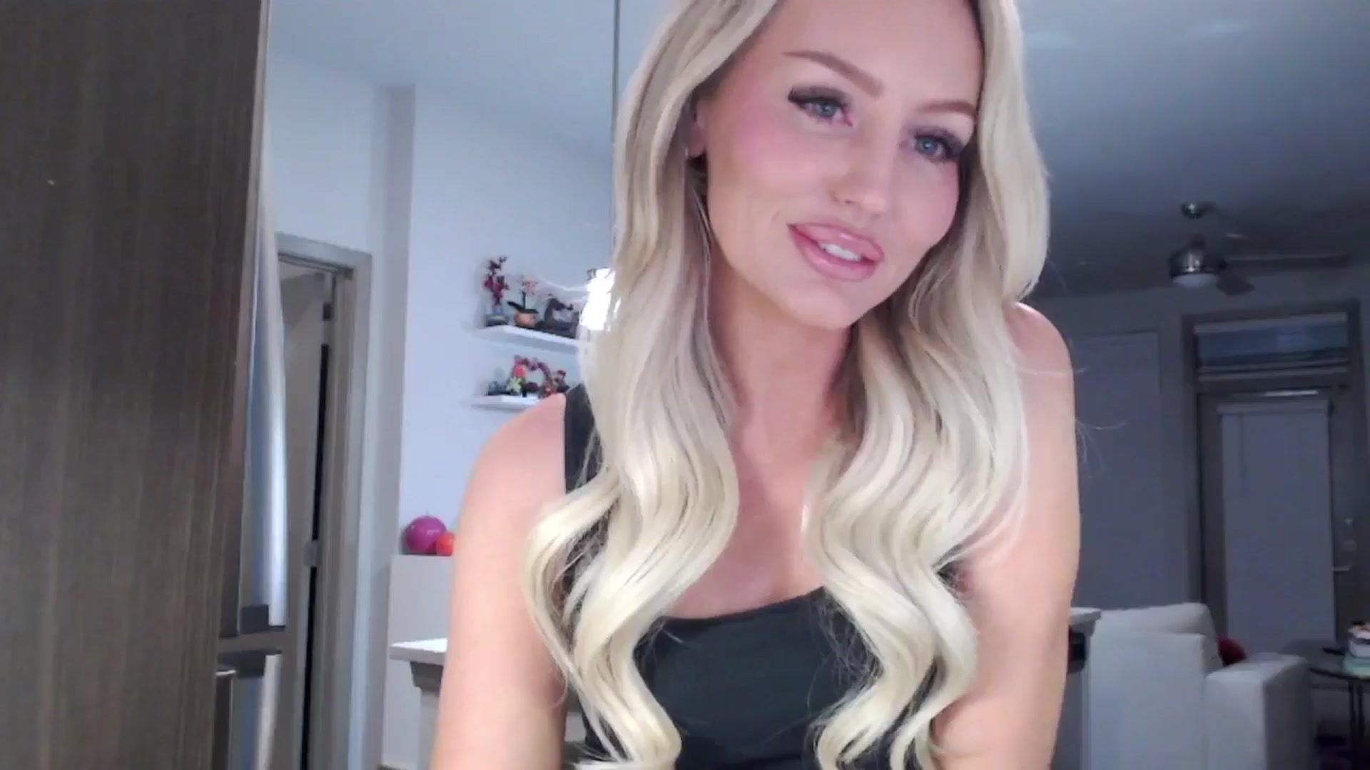 Gallery image thumbnail from Officialelsa's myfreecams stream on, 01/26/2025, 08:06 image 1 of 20
