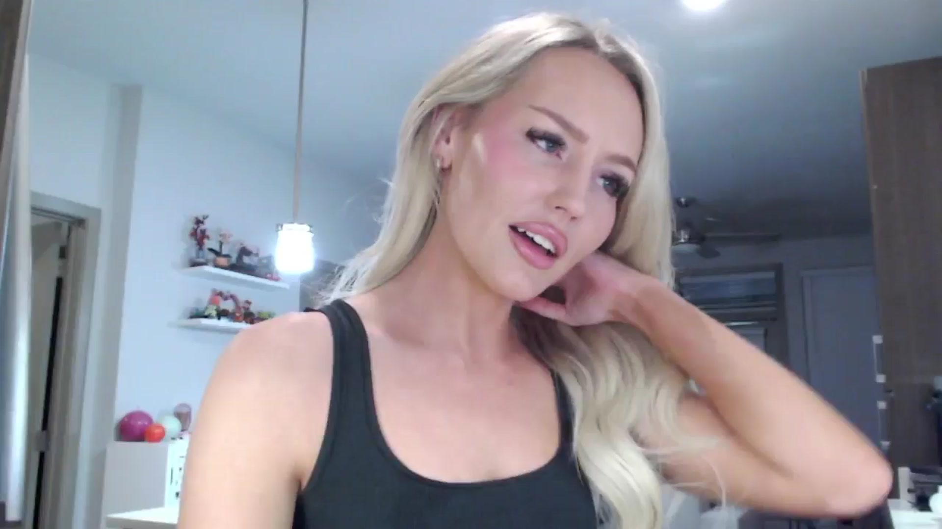 Gallery image thumbnail from Officialelsa's myfreecams stream on, 01/26/2025, 08:06 image 6 of 20