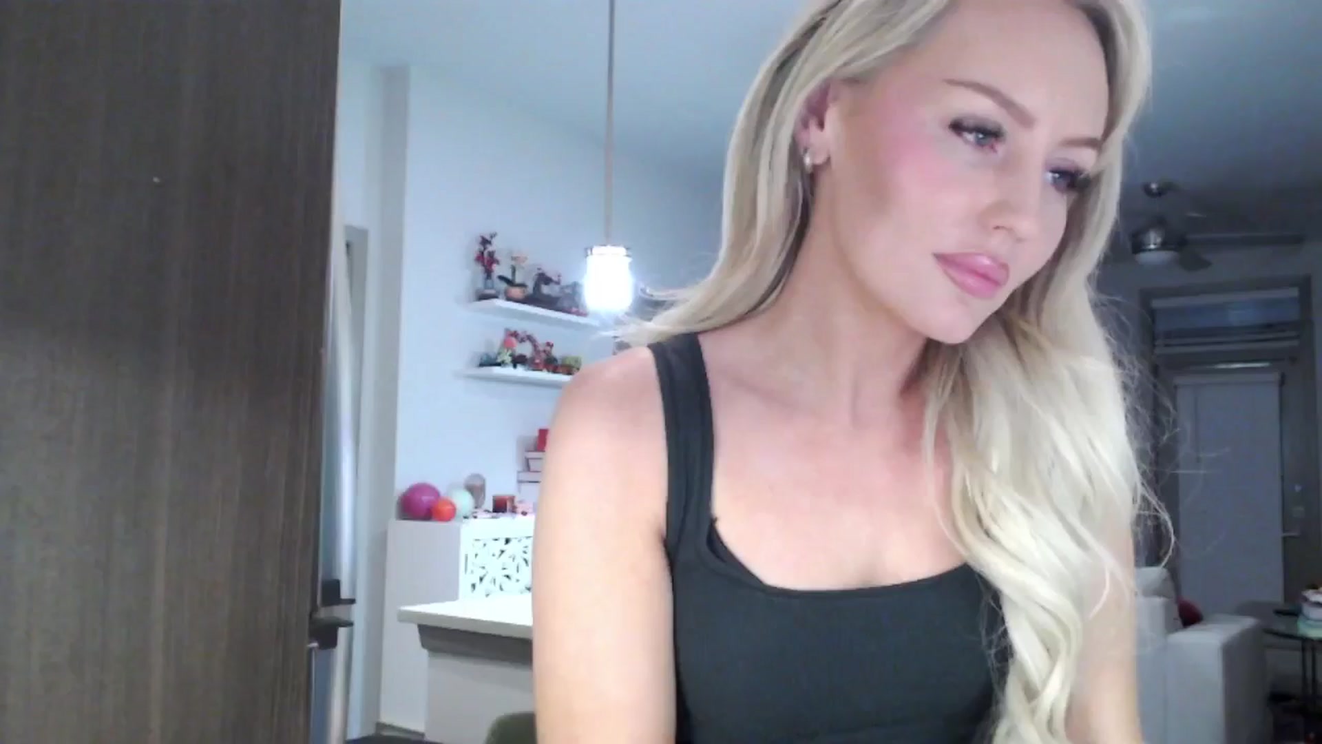 Gallery image thumbnail from Officialelsa's myfreecams stream on, 01/26/2025, 10:36 image 1 of 20