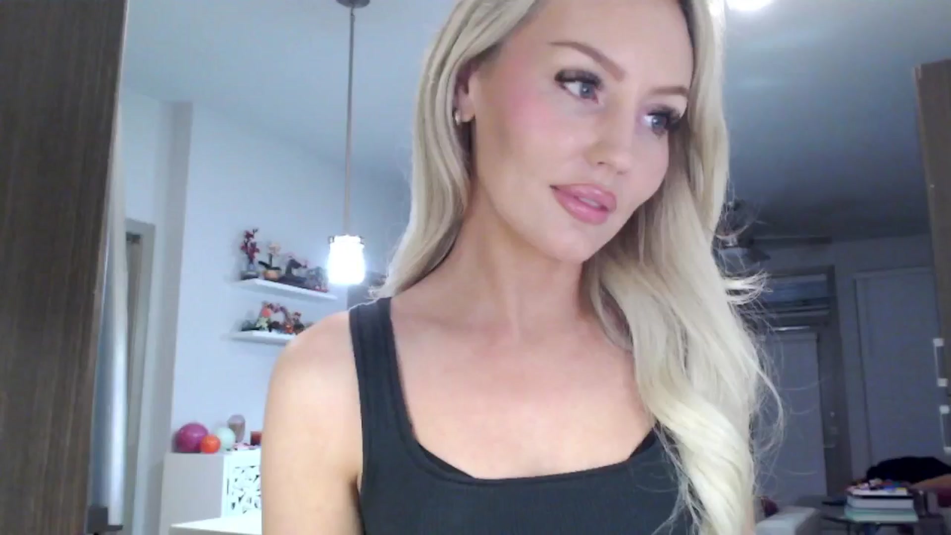 Gallery image thumbnail from Officialelsa's myfreecams stream on, 01/26/2025, 10:36 image 13 of 20