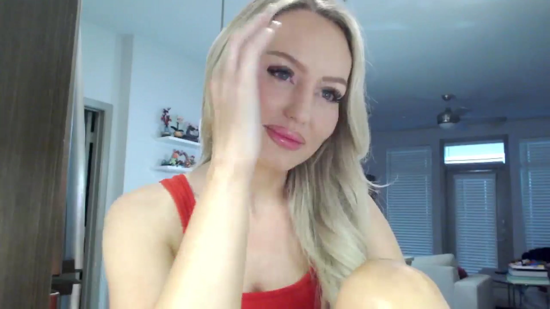 Gallery image thumbnail from Officialelsa's myfreecams stream on, 01/26/2025, 23:55 image 14 of 20