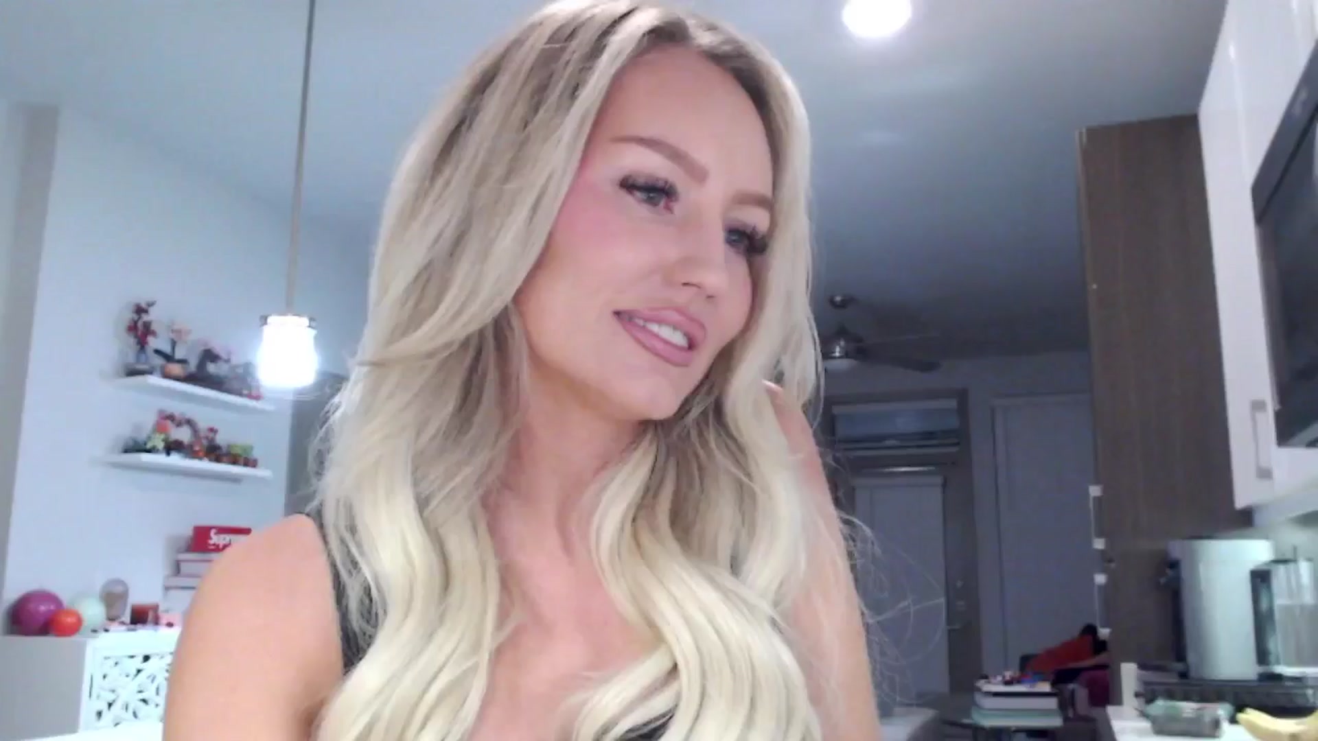 Gallery image thumbnail from Officialelsa's myfreecams stream on, 01/31/2025, 02:22 image 16 of 20