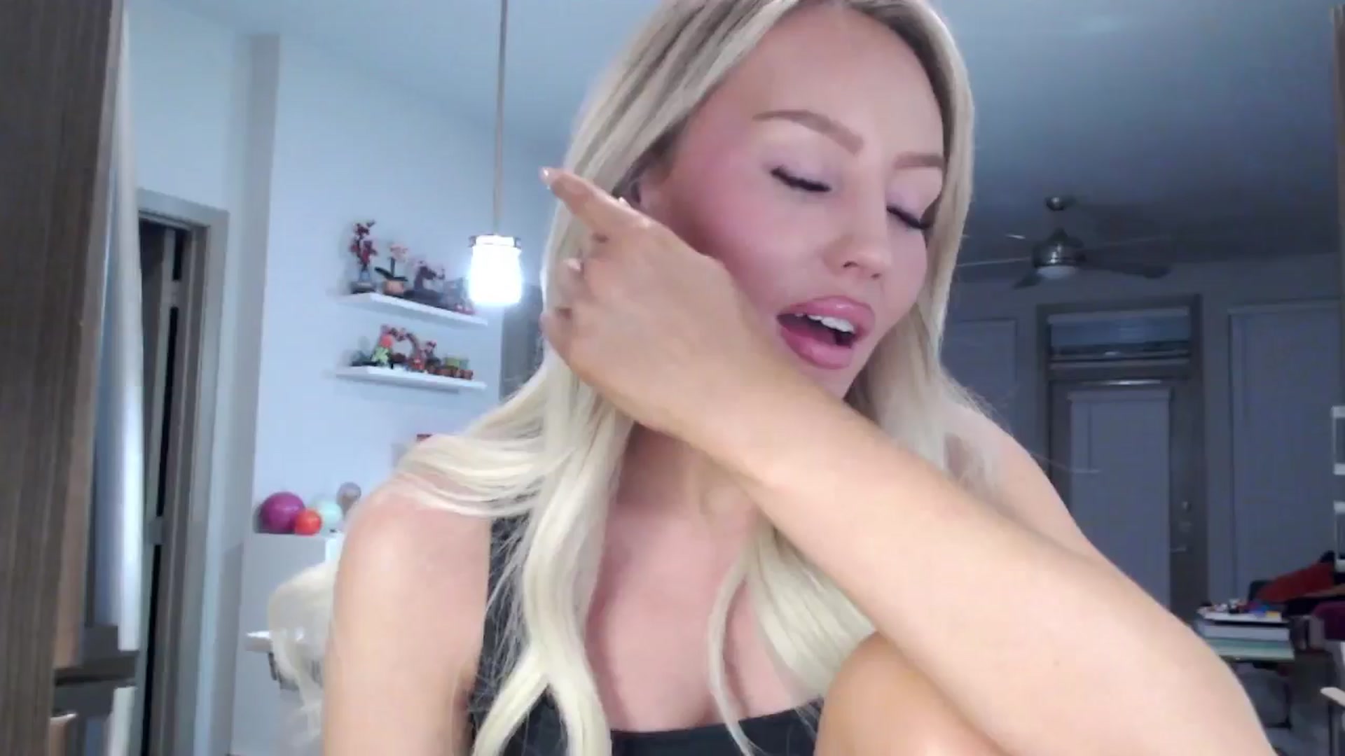 Gallery image thumbnail from Officialelsa's myfreecams stream on, 01/31/2025, 06:13 image 4 of 20