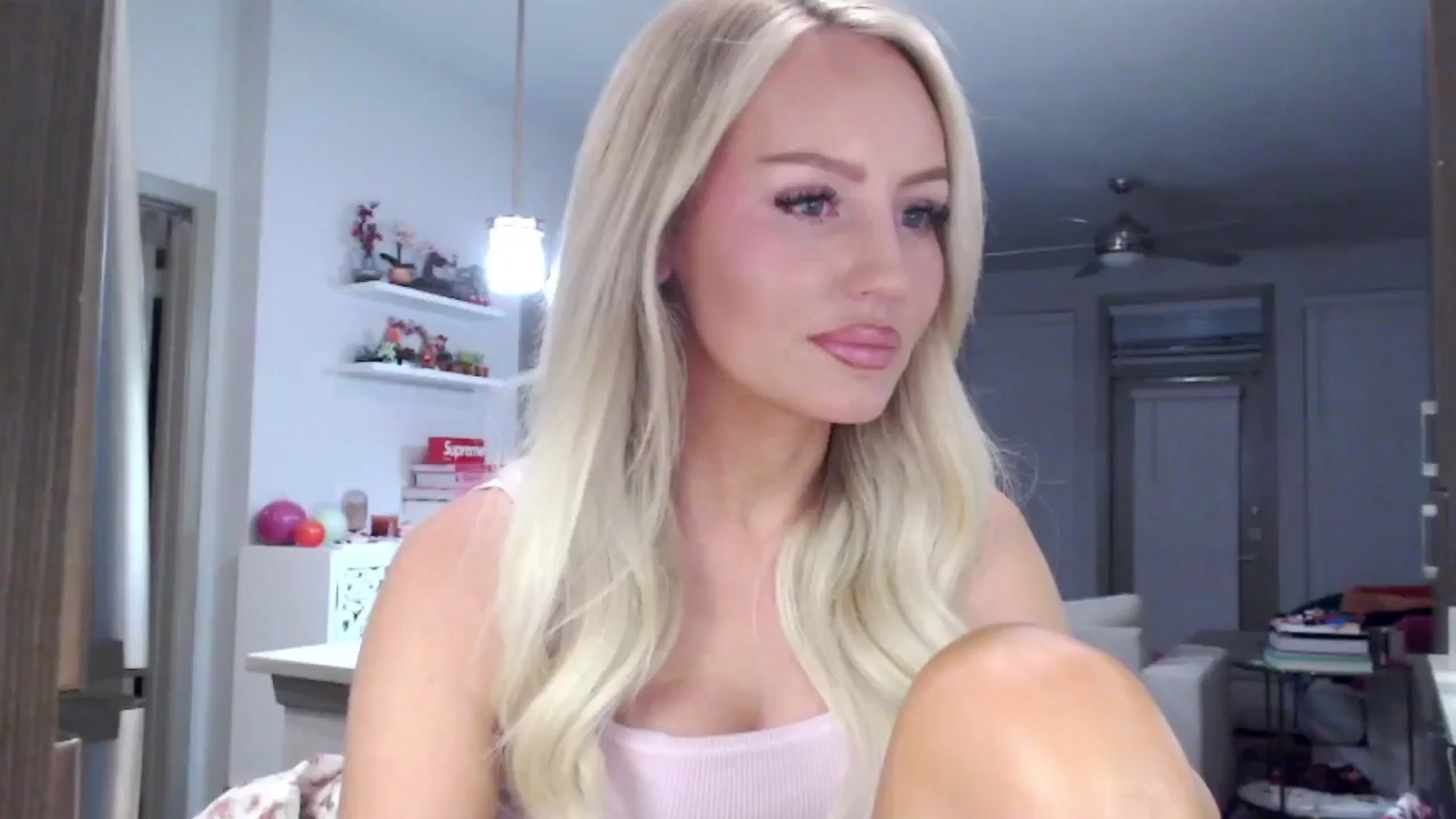Gallery image thumbnail from Officialelsa's myfreecams stream on, 02/02/2025, 05:53 image 2 of 20