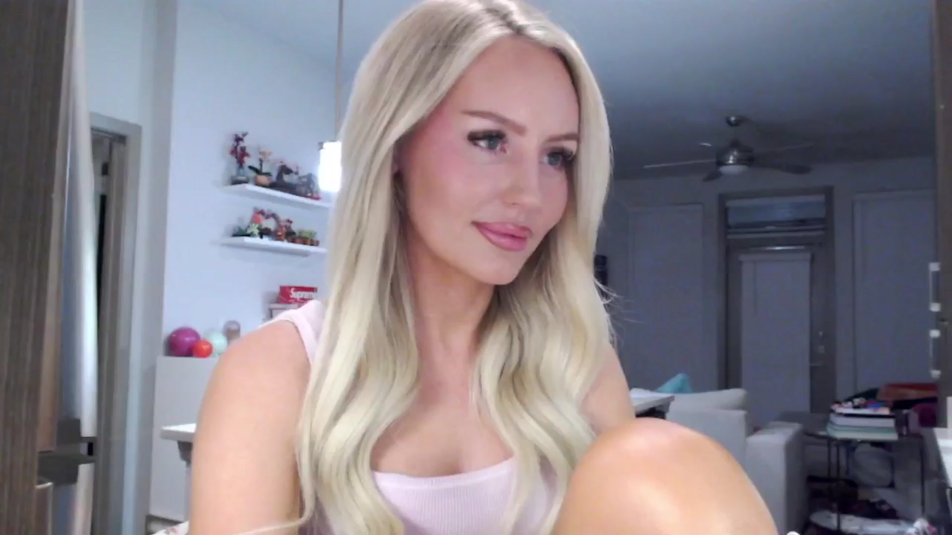 Gallery image thumbnail from Officialelsa's myfreecams stream on, 02/02/2025, 05:53 image 5 of 20