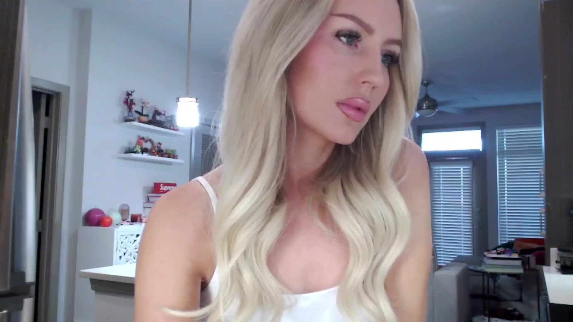 Gallery image thumbnail from Officialelsa's myfreecams stream on, 02/02/2025, 23:59 image 1 of 20