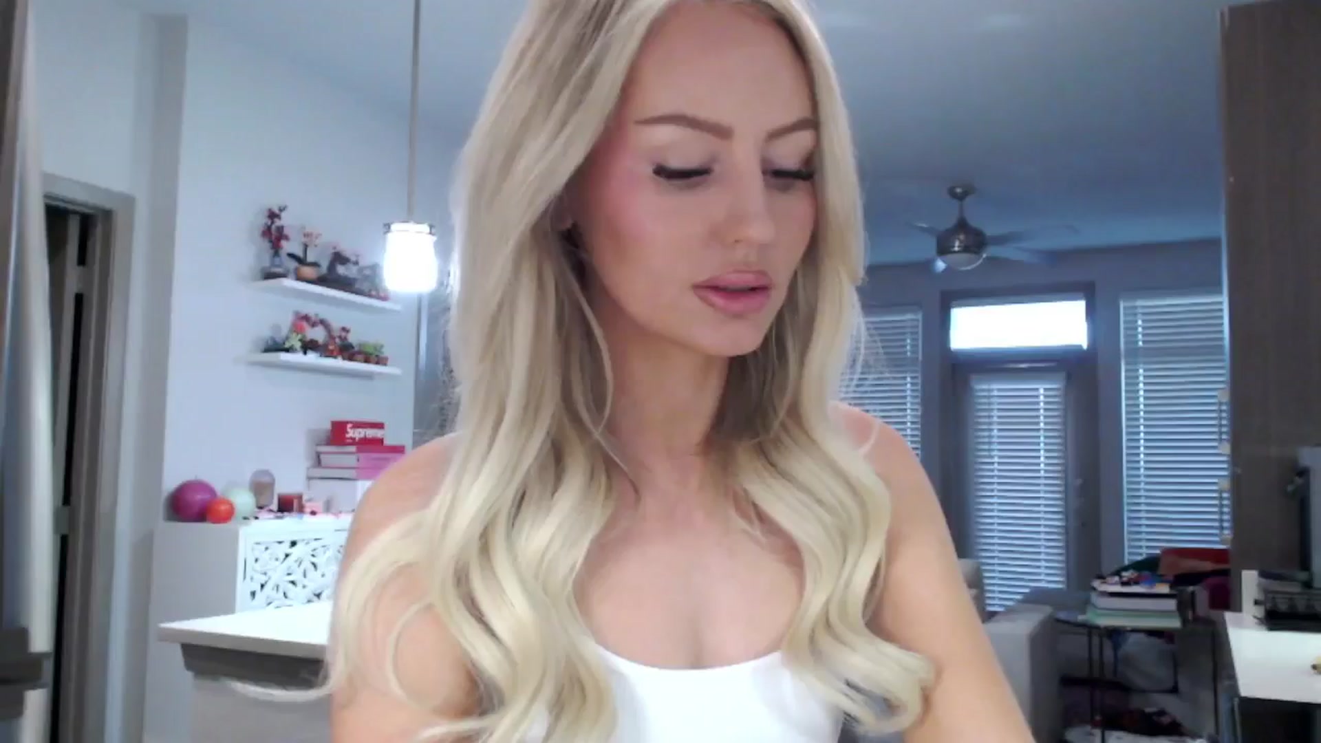 Gallery image thumbnail from Officialelsa's myfreecams stream on, 02/02/2025, 23:59 image 3 of 20