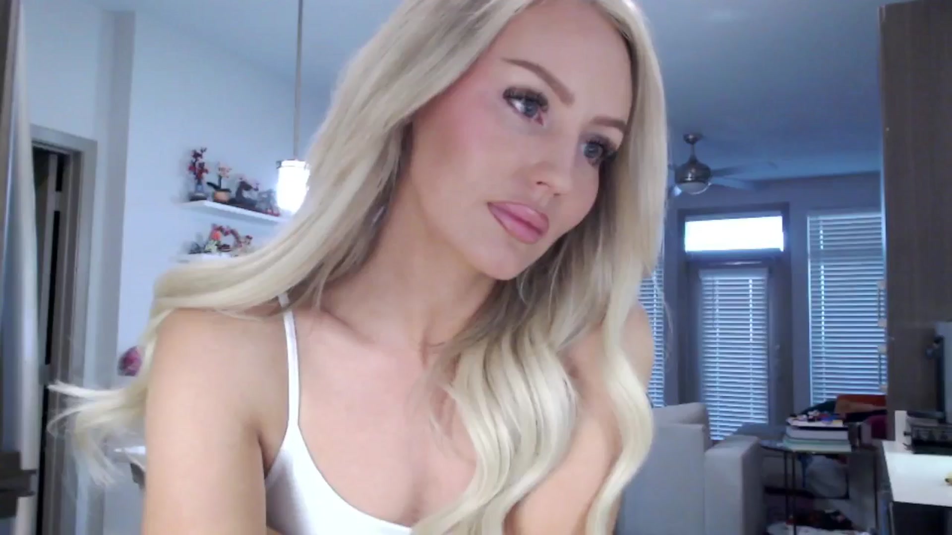 Gallery image thumbnail from Officialelsa's myfreecams stream on, 02/02/2025, 23:59 image 4 of 20