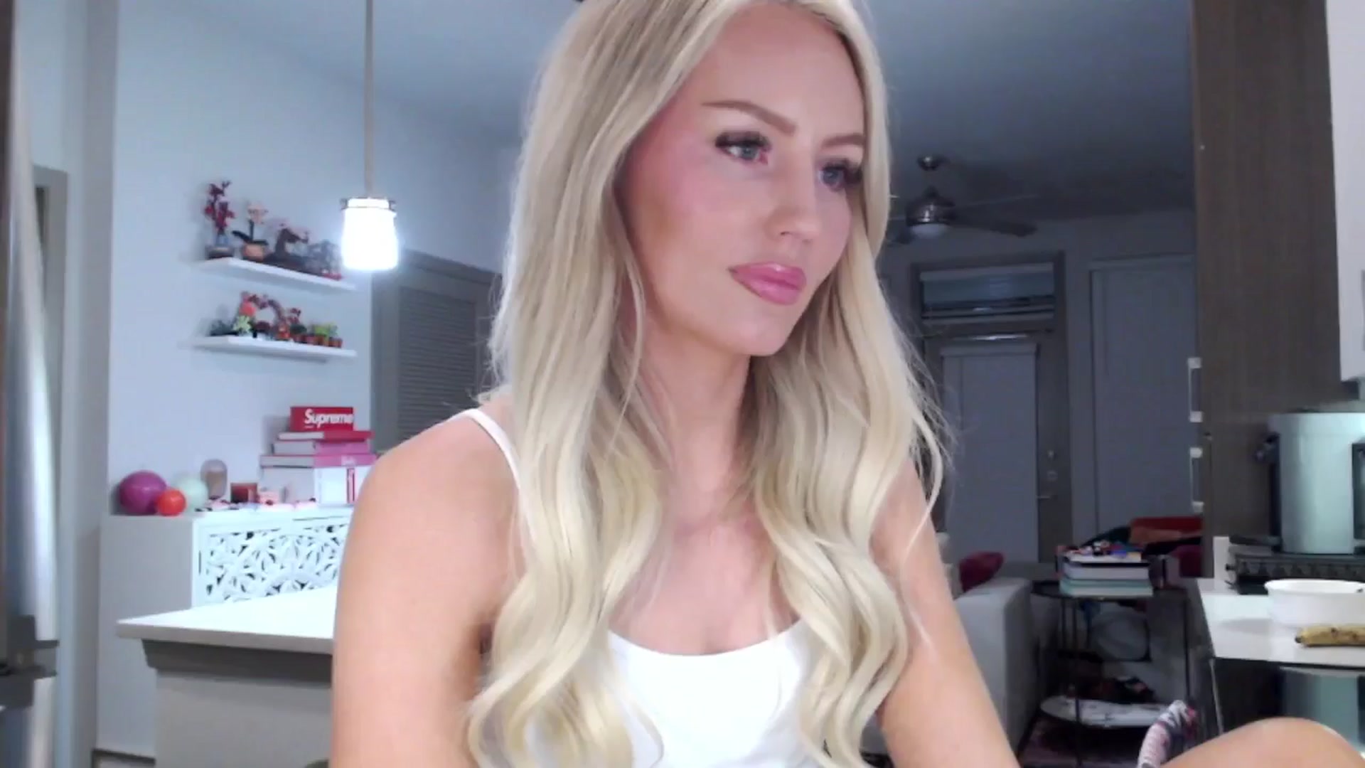 Gallery image thumbnail from Officialelsa's myfreecams stream on, 02/03/2025, 06:11 image 2 of 20