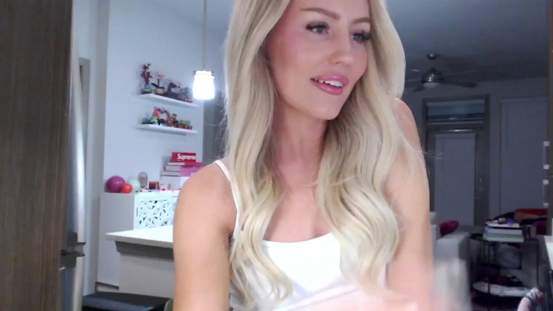 Gallery image thumbnail from Officialelsa's myfreecams stream on, 02/03/2025, 07:11 image 5 of 20