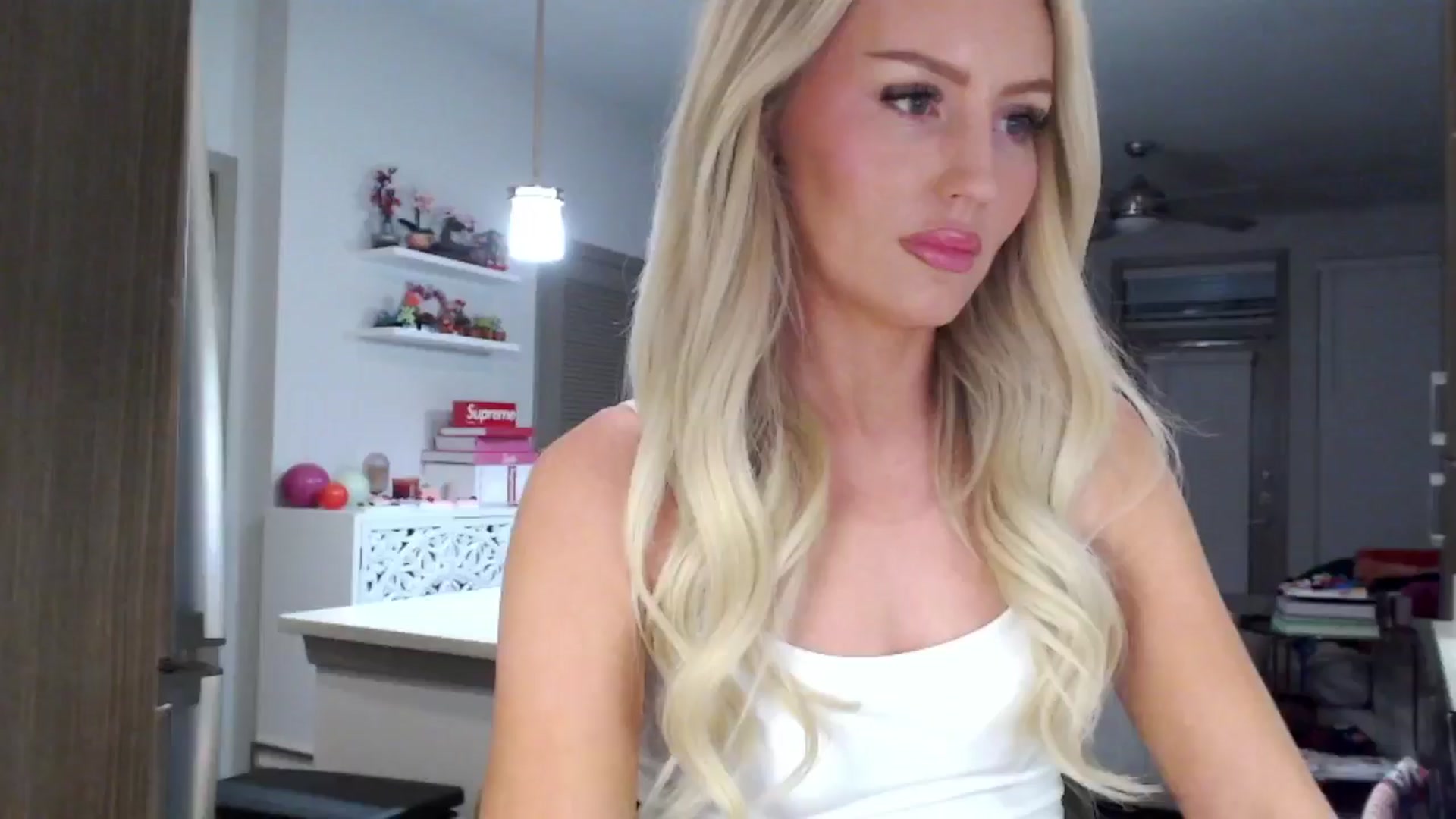 Gallery image thumbnail from Officialelsa's myfreecams stream on, 02/03/2025, 07:11 image 4 of 20