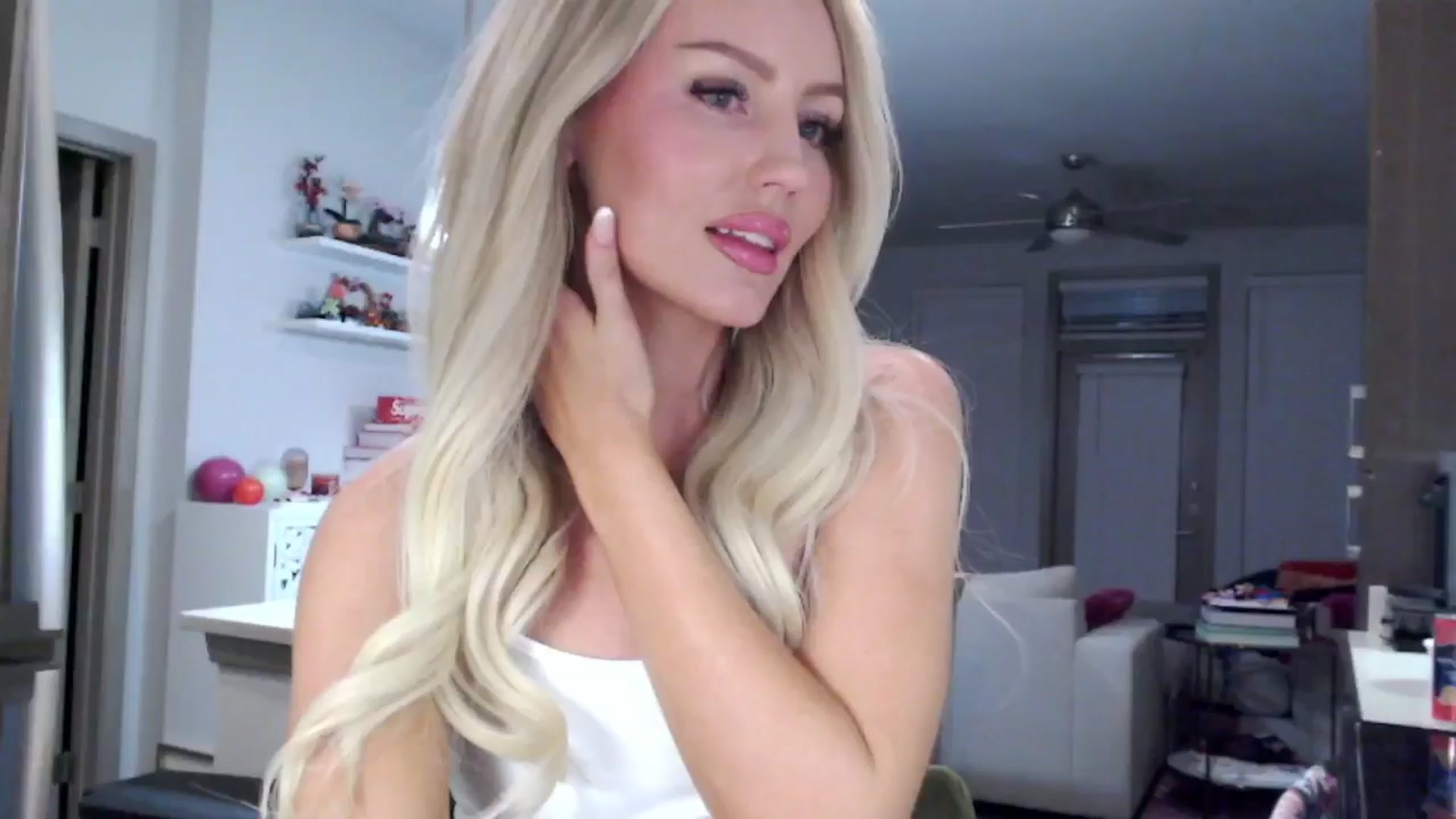 Gallery image thumbnail from Officialelsa's myfreecams stream on, 02/03/2025, 07:11 image 20 of 20