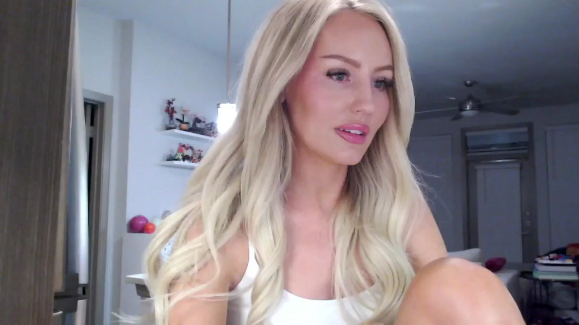 Gallery image thumbnail from Officialelsa's myfreecams stream on, 02/03/2025, 07:11 image 9 of 20