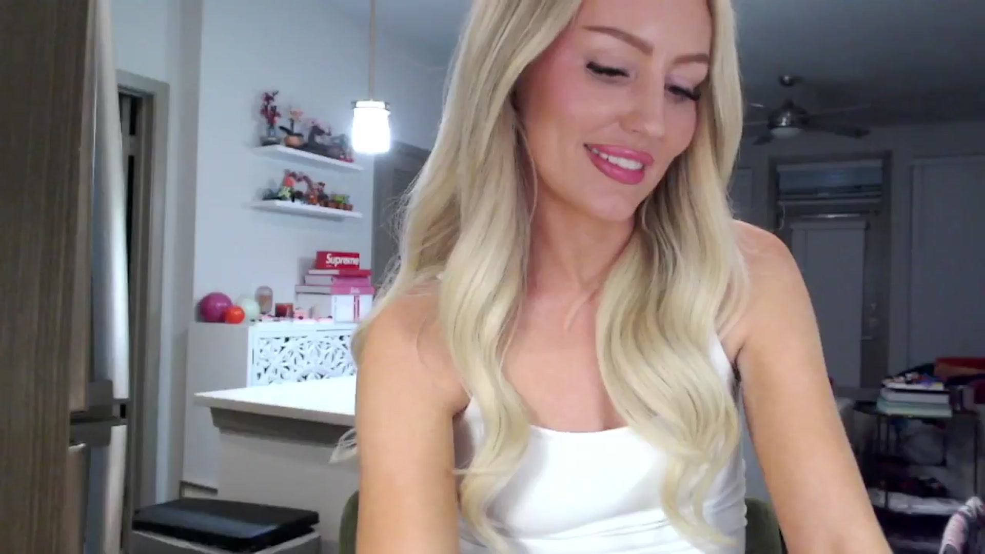 Gallery image thumbnail from Officialelsa's myfreecams stream on, 02/03/2025, 09:19 image 12 of 20