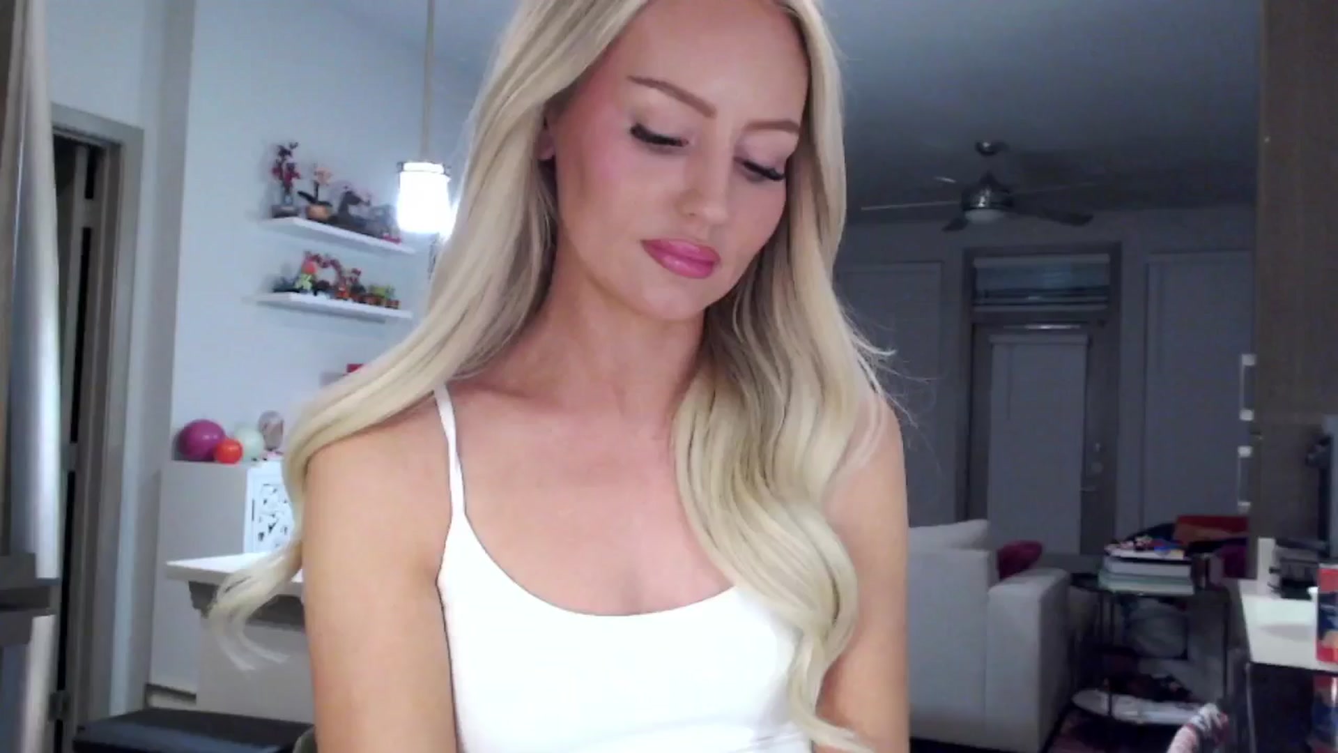 Gallery image thumbnail from Officialelsa's myfreecams stream on, 02/03/2025, 09:19 image 2 of 20