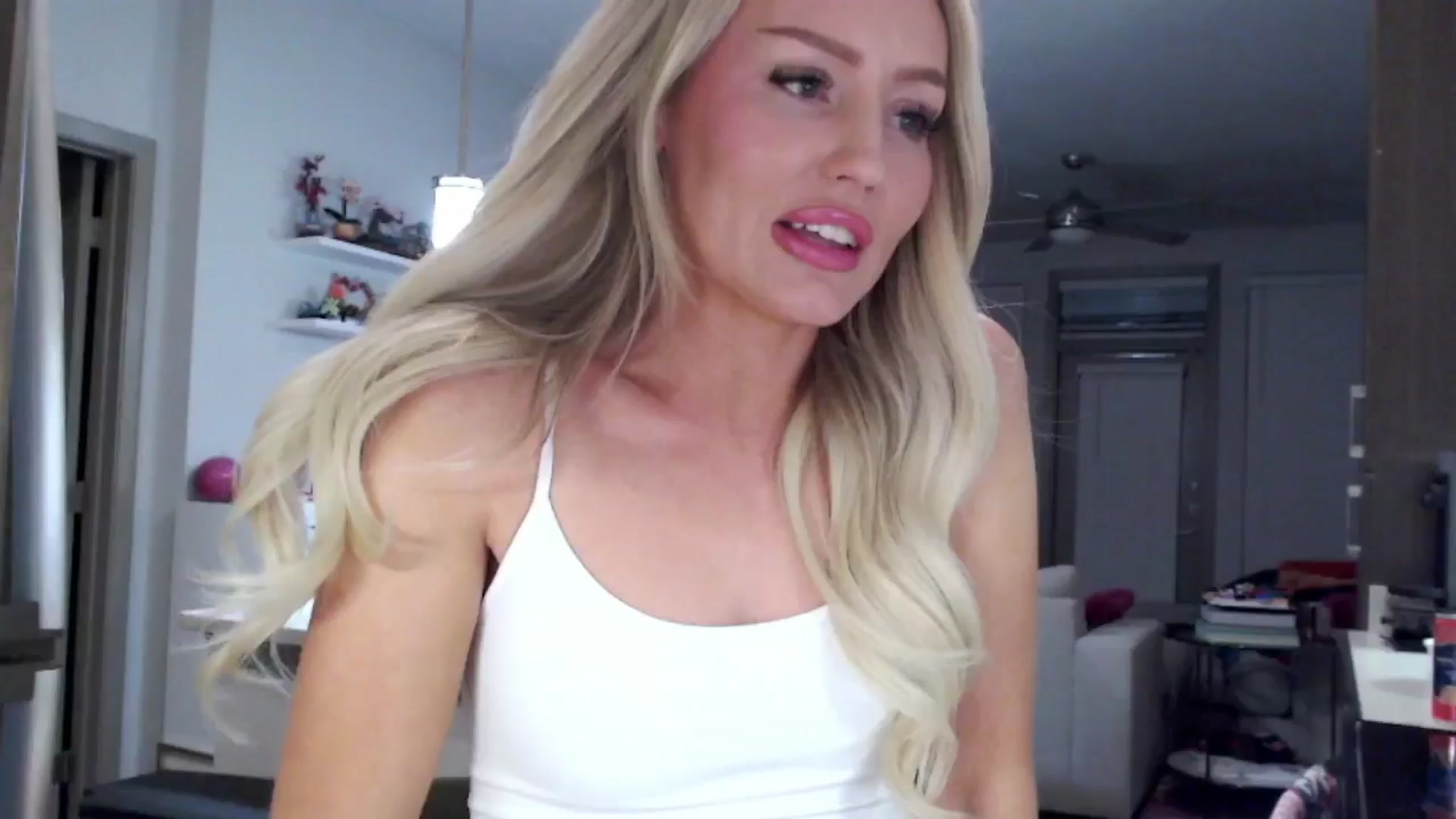 Gallery image thumbnail from Officialelsa's myfreecams stream on, 02/03/2025, 09:19 image 1 of 20