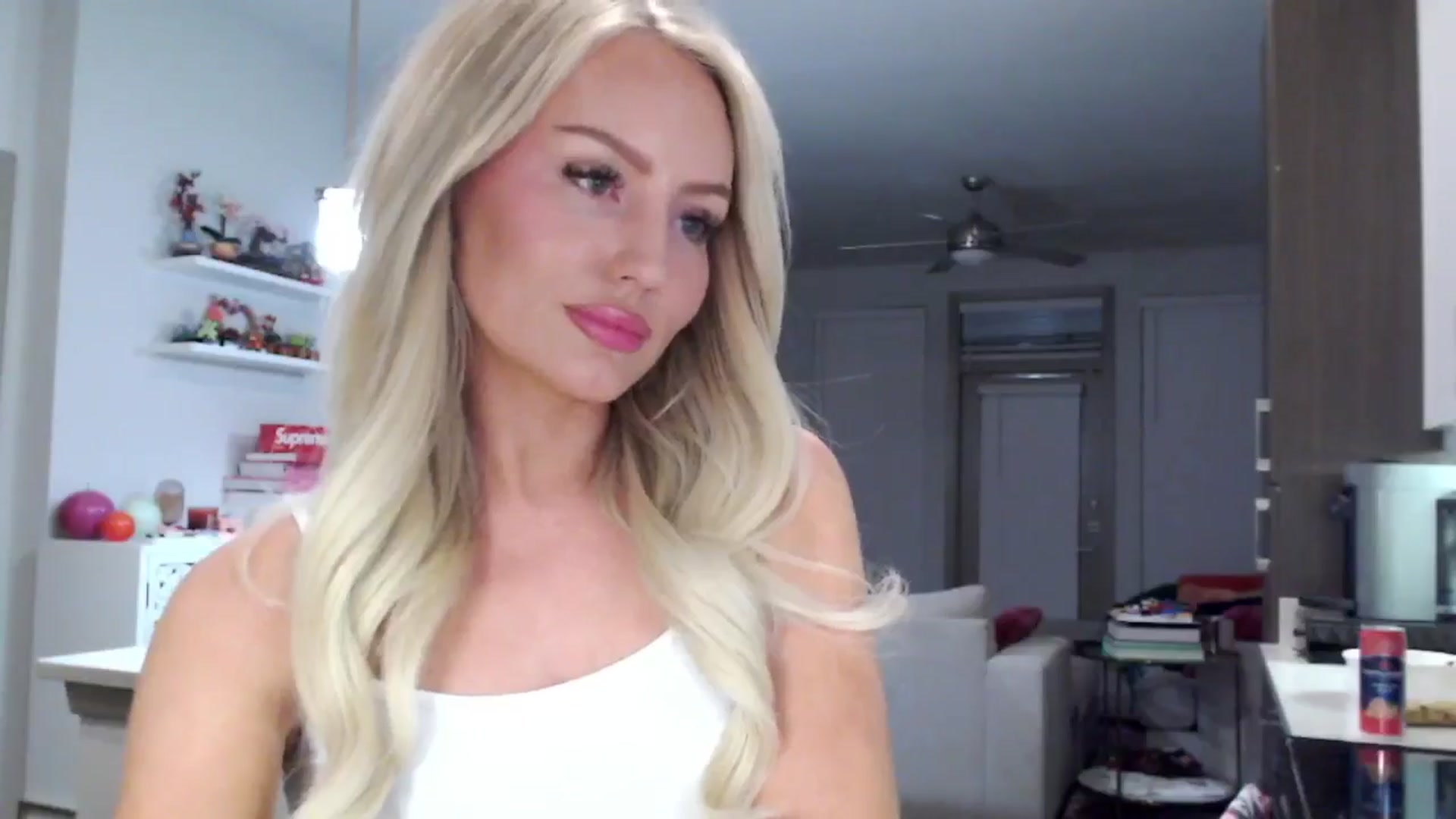 Gallery image thumbnail from Officialelsa's myfreecams stream on, 02/03/2025, 09:19 image 19 of 20
