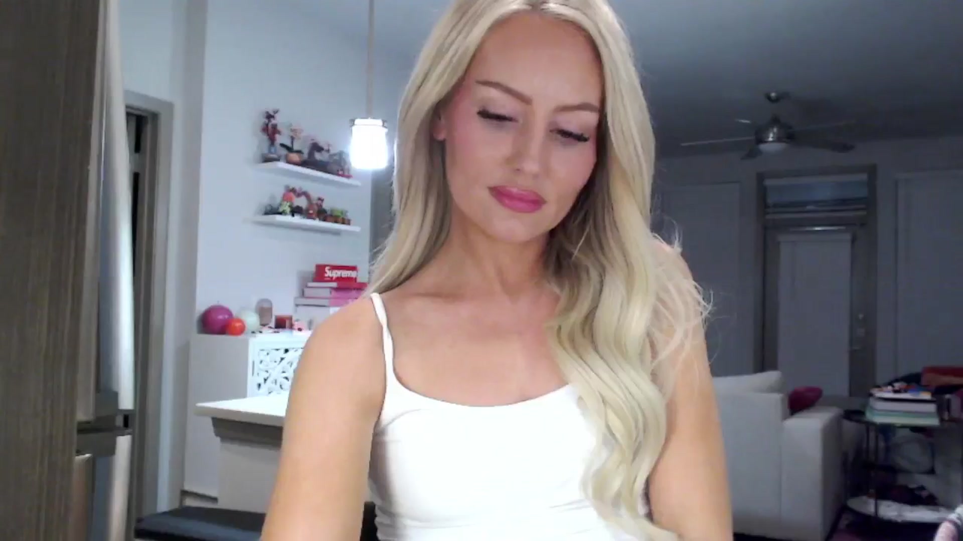 Gallery image thumbnail from Officialelsa's myfreecams stream on, 02/03/2025, 09:19 image 14 of 20