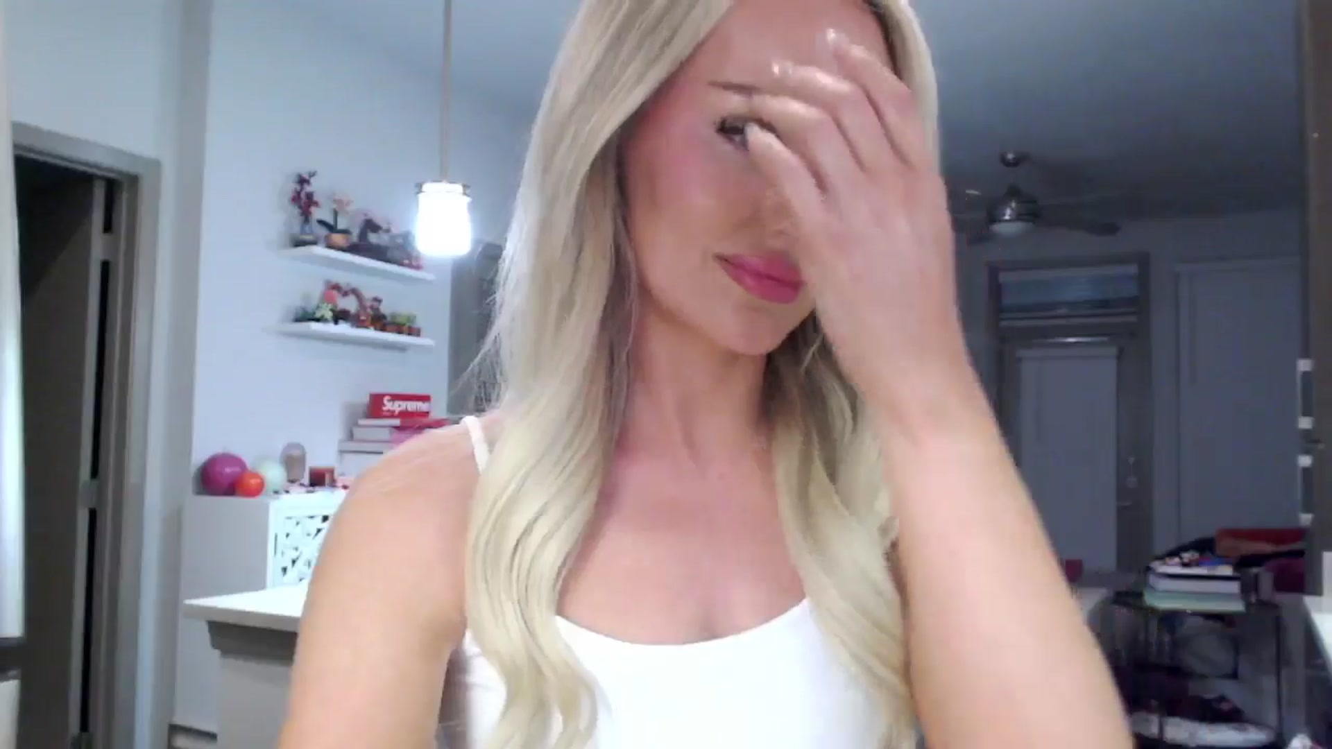Gallery image thumbnail from Officialelsa's myfreecams stream on, 02/03/2025, 09:19 image 17 of 20