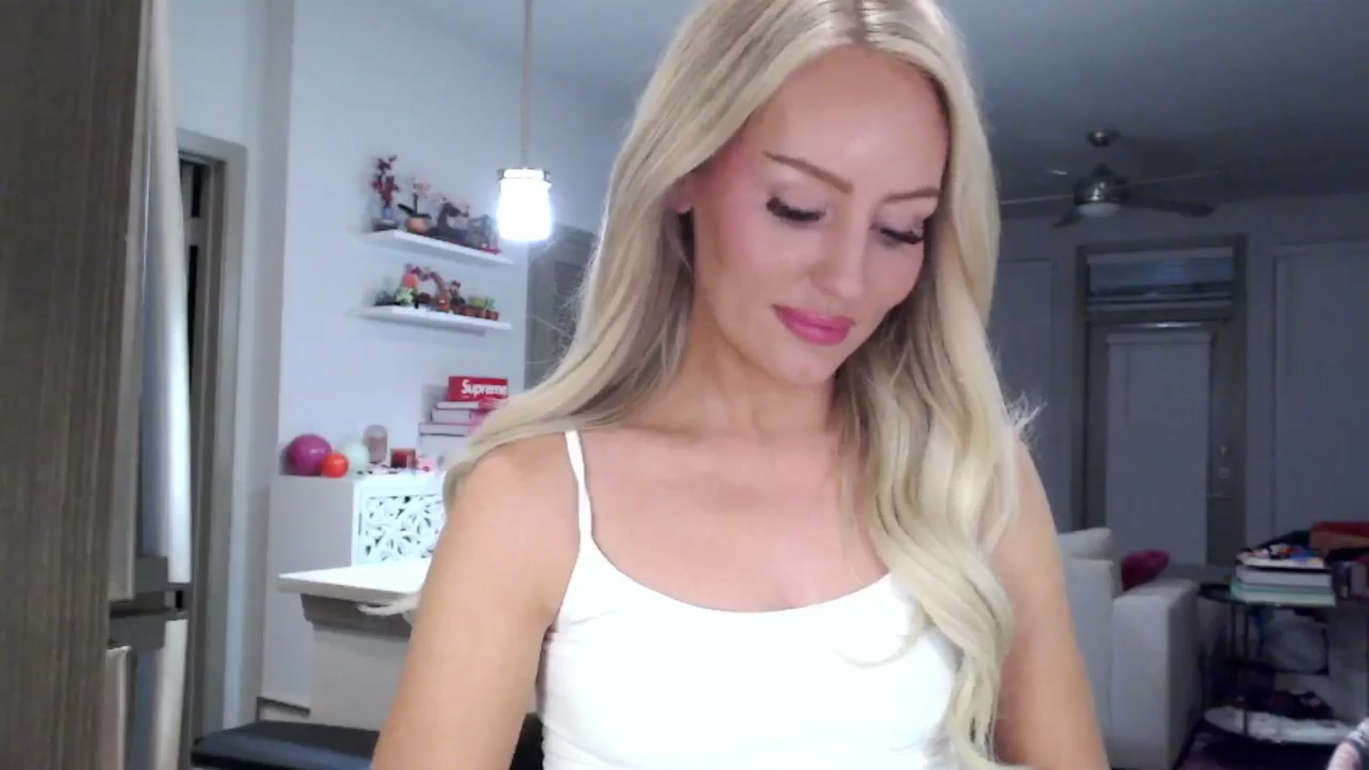Gallery image thumbnail from Officialelsa's myfreecams stream on, 02/03/2025, 09:19 image 15 of 20