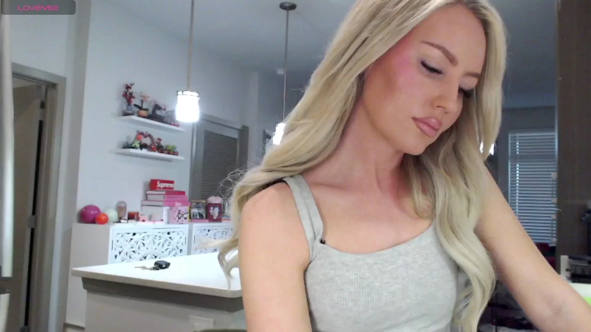 Gallery image thumbnail from Officialelsa's myfreecams stream on, 03/06/2025, 24:36 image 16 of 20