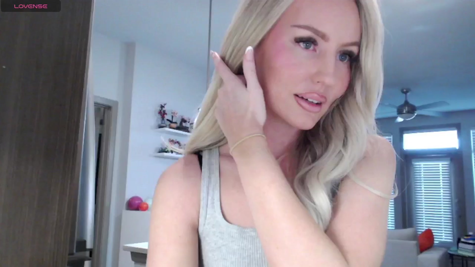 Gallery image thumbnail from Officialelsa's myfreecams stream on, 03/06/2025, 24:36 image 4 of 20