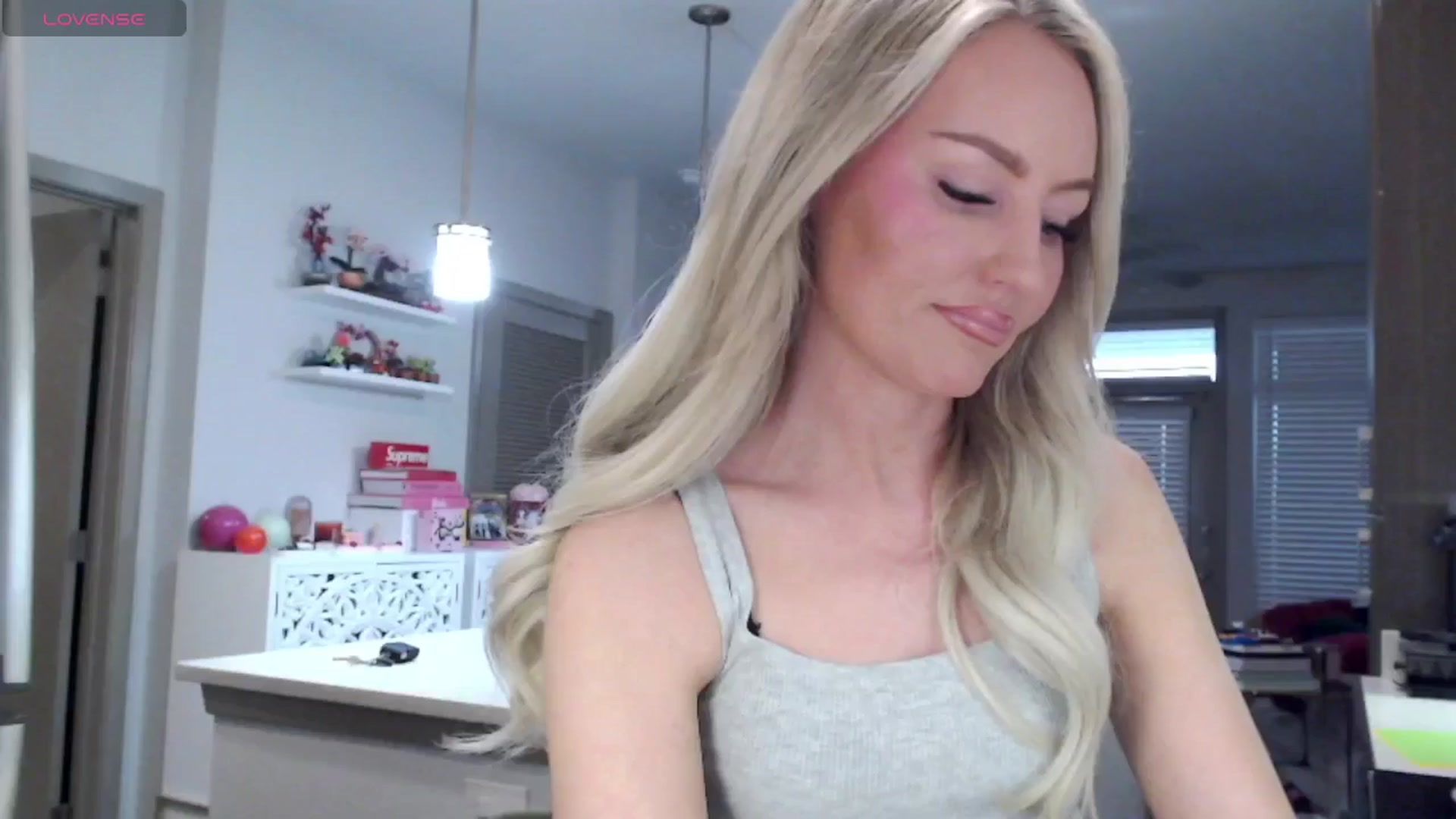 Gallery image thumbnail from Officialelsa's myfreecams stream on, 03/06/2025, 24:36 image 19 of 20
