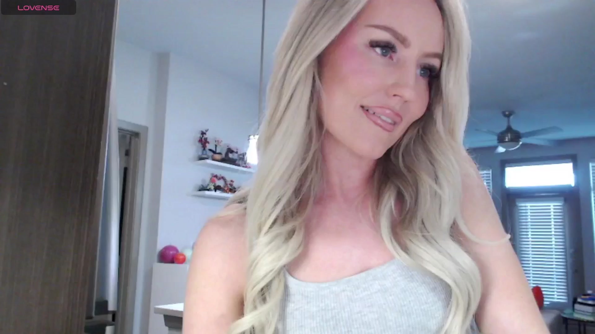 Gallery image thumbnail from Officialelsa's myfreecams stream on, 03/06/2025, 24:36 image 5 of 20