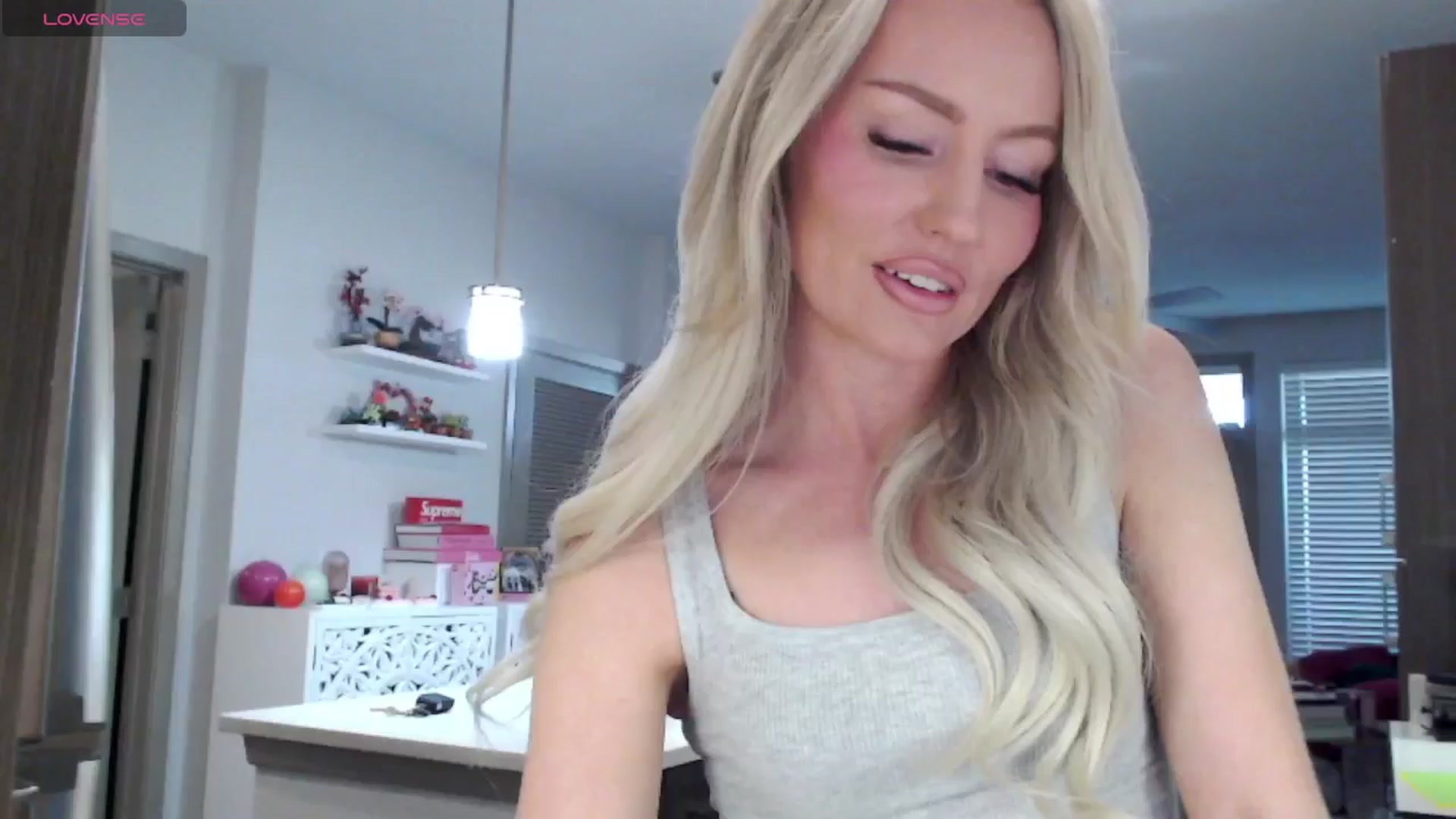 Gallery image thumbnail from Officialelsa's myfreecams stream on, 03/06/2025, 24:36 image 10 of 20