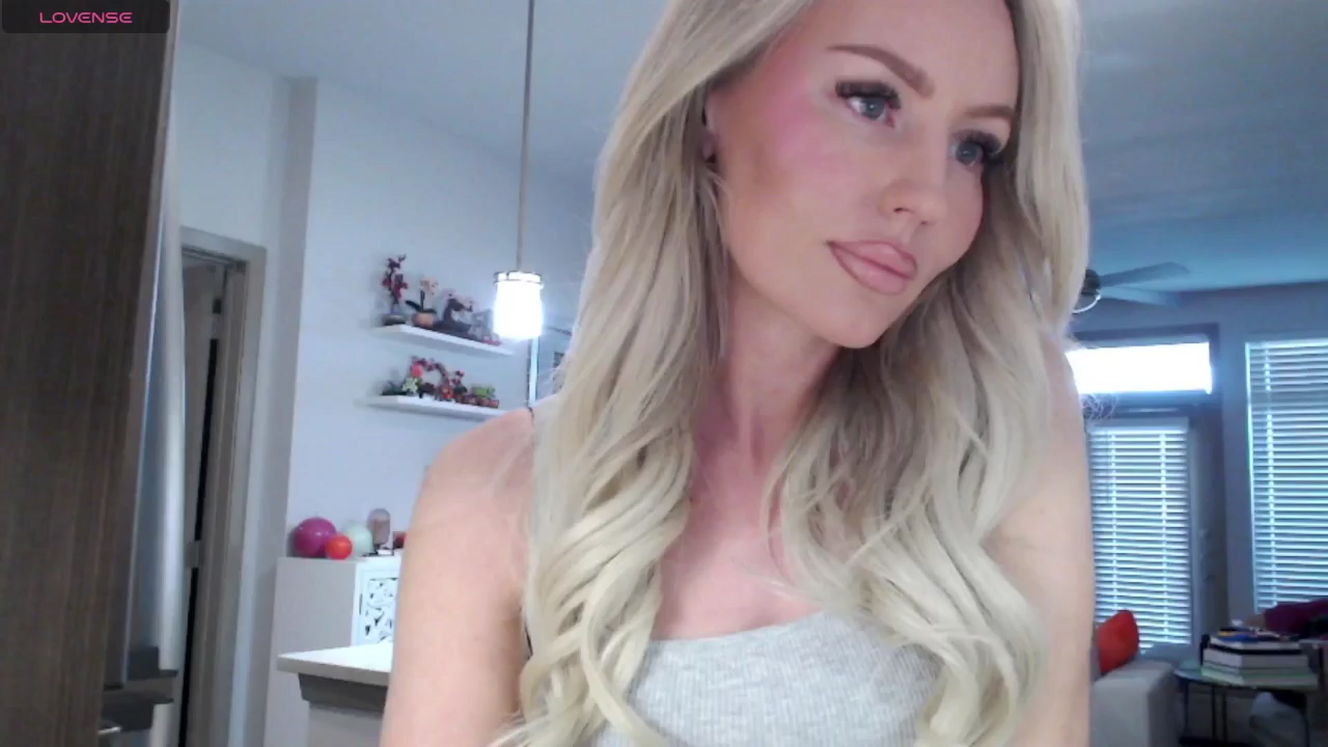 Gallery image thumbnail from Officialelsa's myfreecams stream on, 03/06/2025, 24:36 image 1 of 20