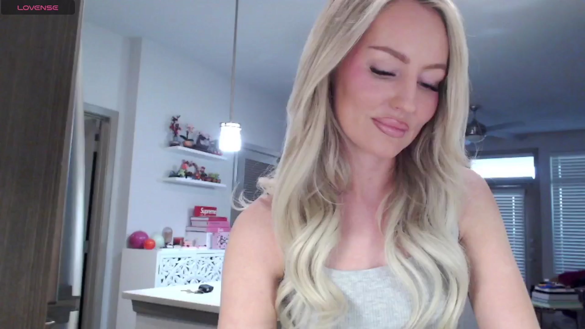 Gallery image thumbnail from Officialelsa's myfreecams stream on, 03/06/2025, 24:36 image 15 of 20