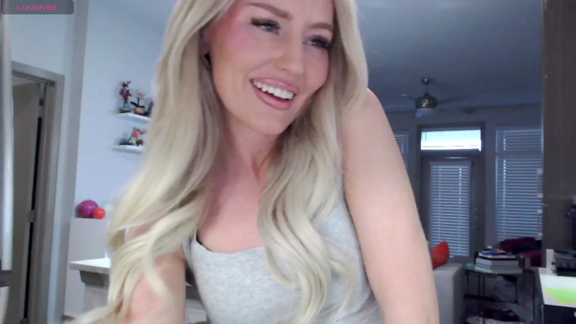 Gallery image thumbnail from Officialelsa's myfreecams stream on, 03/06/2025, 24:36 image 18 of 20