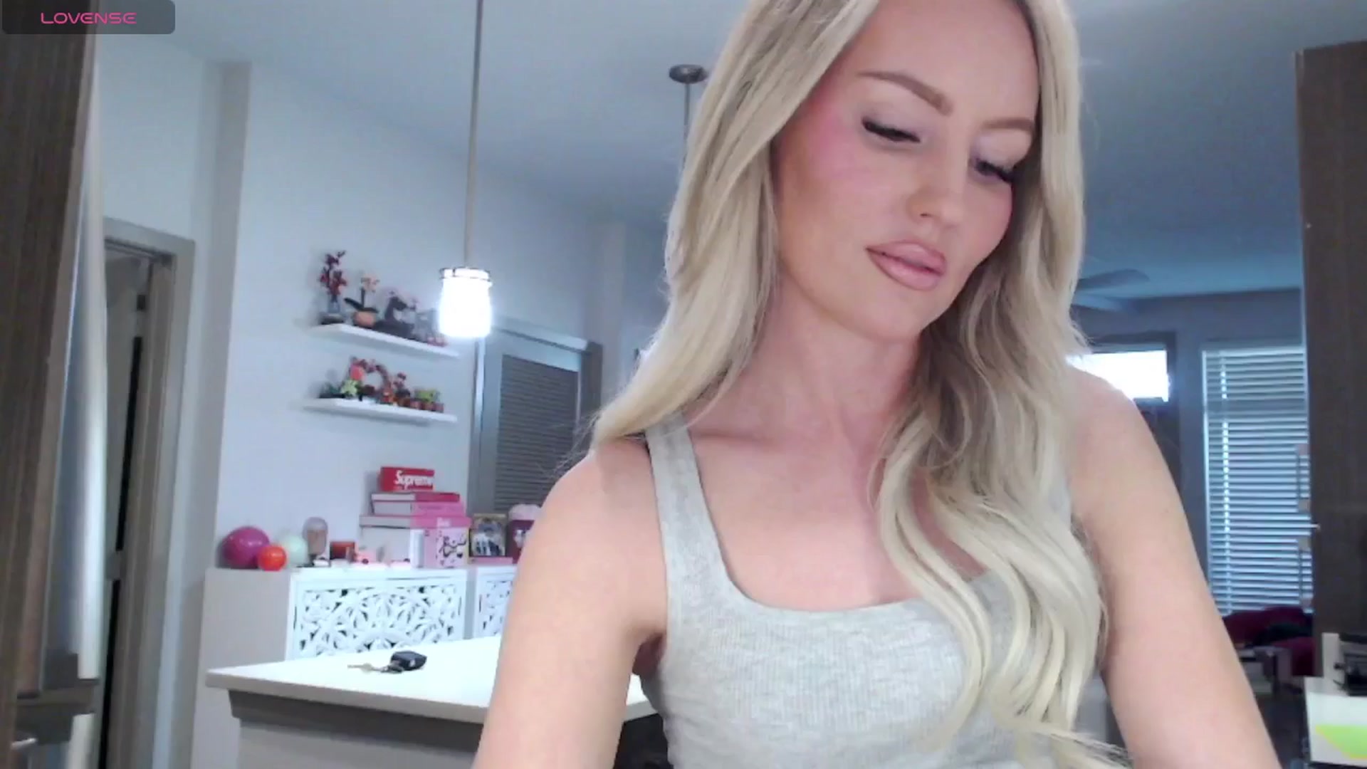 Gallery image thumbnail from Officialelsa's myfreecams stream on, 03/06/2025, 24:36 image 9 of 20