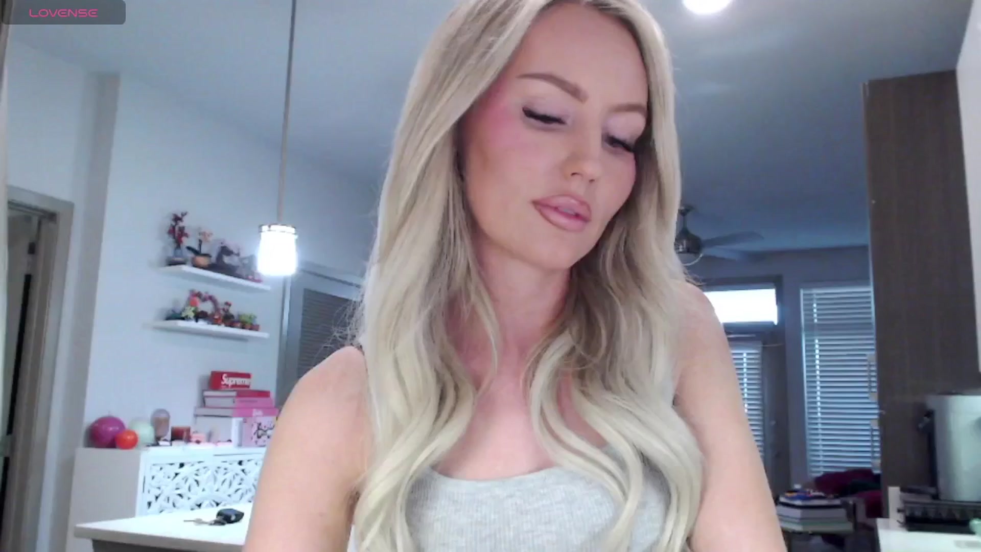 Gallery image thumbnail from Officialelsa's myfreecams stream on, 03/06/2025, 24:36 image 13 of 20