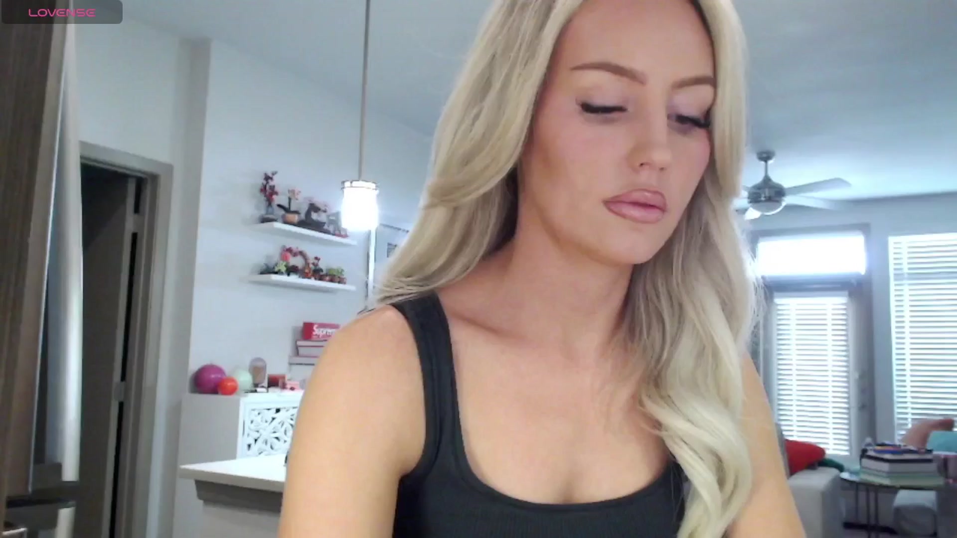 Gallery image thumbnail from Officialelsa's myfreecams stream on, 03/07/2025, 20:33 image 12 of 20