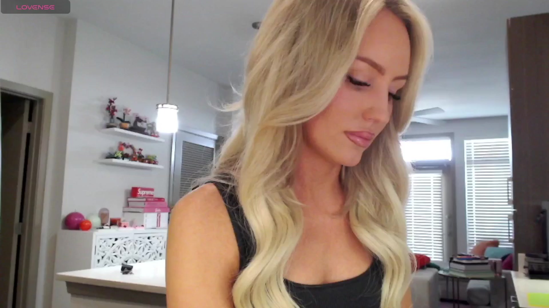 Gallery image thumbnail from Officialelsa's myfreecams stream on, 03/07/2025, 20:33 image 18 of 20