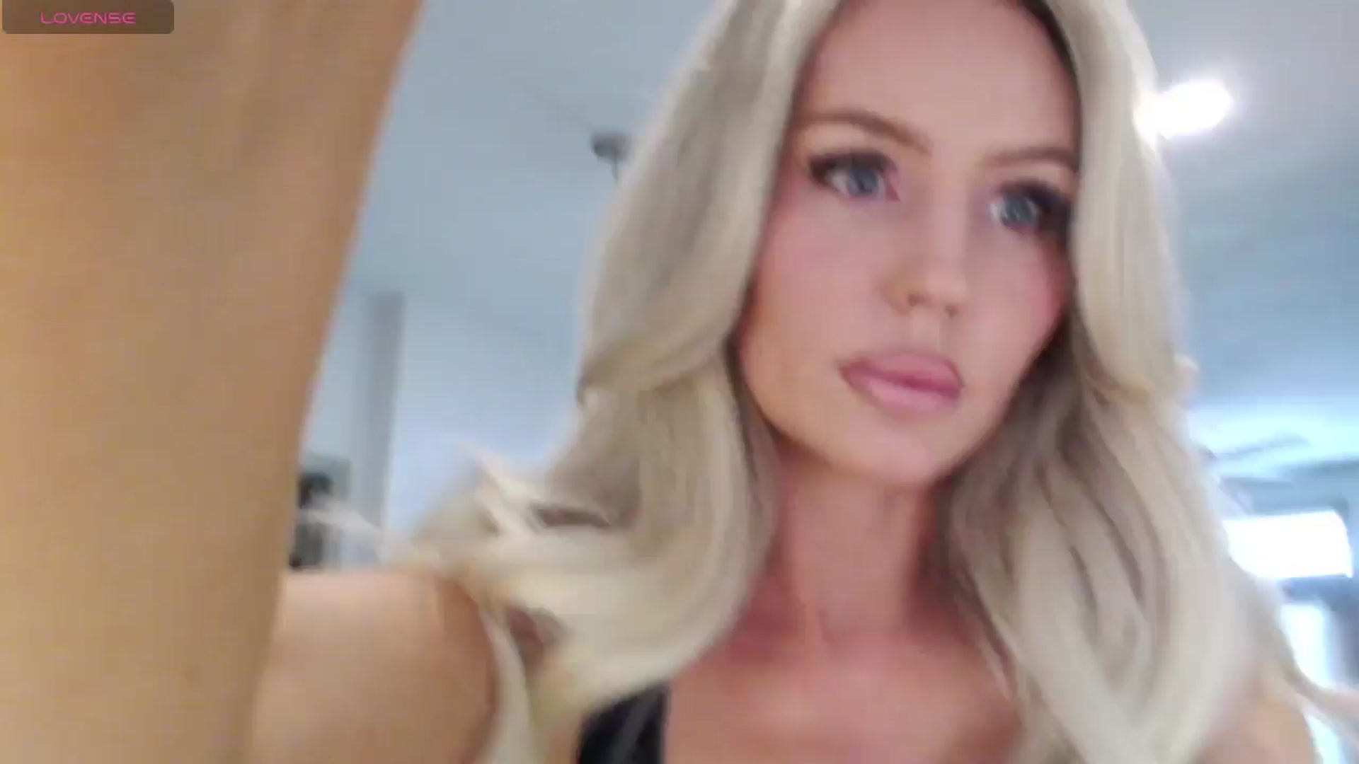 Gallery image thumbnail from Officialelsa's myfreecams stream on, 03/07/2025, 20:33 image 15 of 20