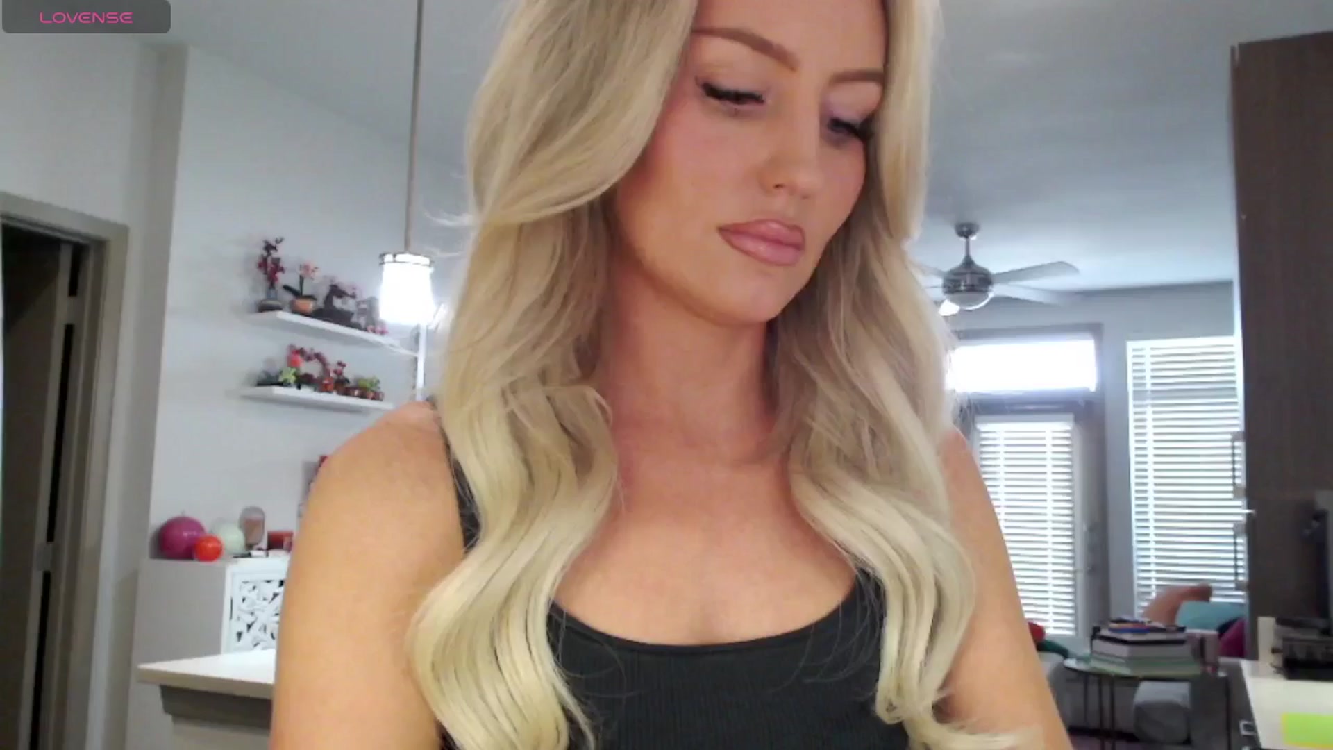 Gallery image thumbnail from Officialelsa's myfreecams stream on, 03/07/2025, 20:33 image 17 of 20