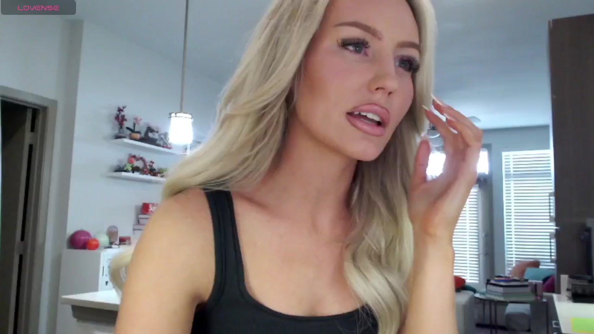 Gallery image thumbnail from Officialelsa's myfreecams stream on, 03/07/2025, 20:33 image 19 of 20