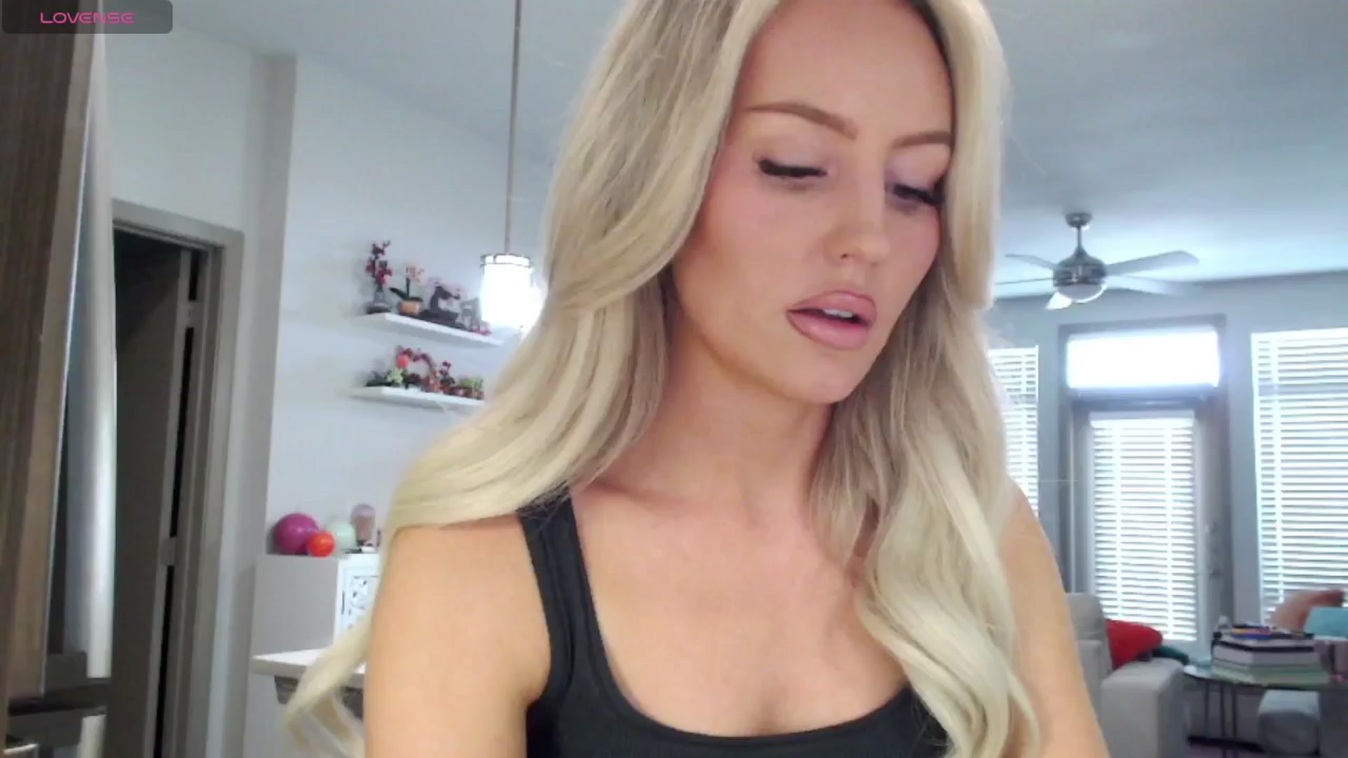 Gallery image thumbnail from Officialelsa's myfreecams stream on, 03/07/2025, 20:33 image 8 of 20