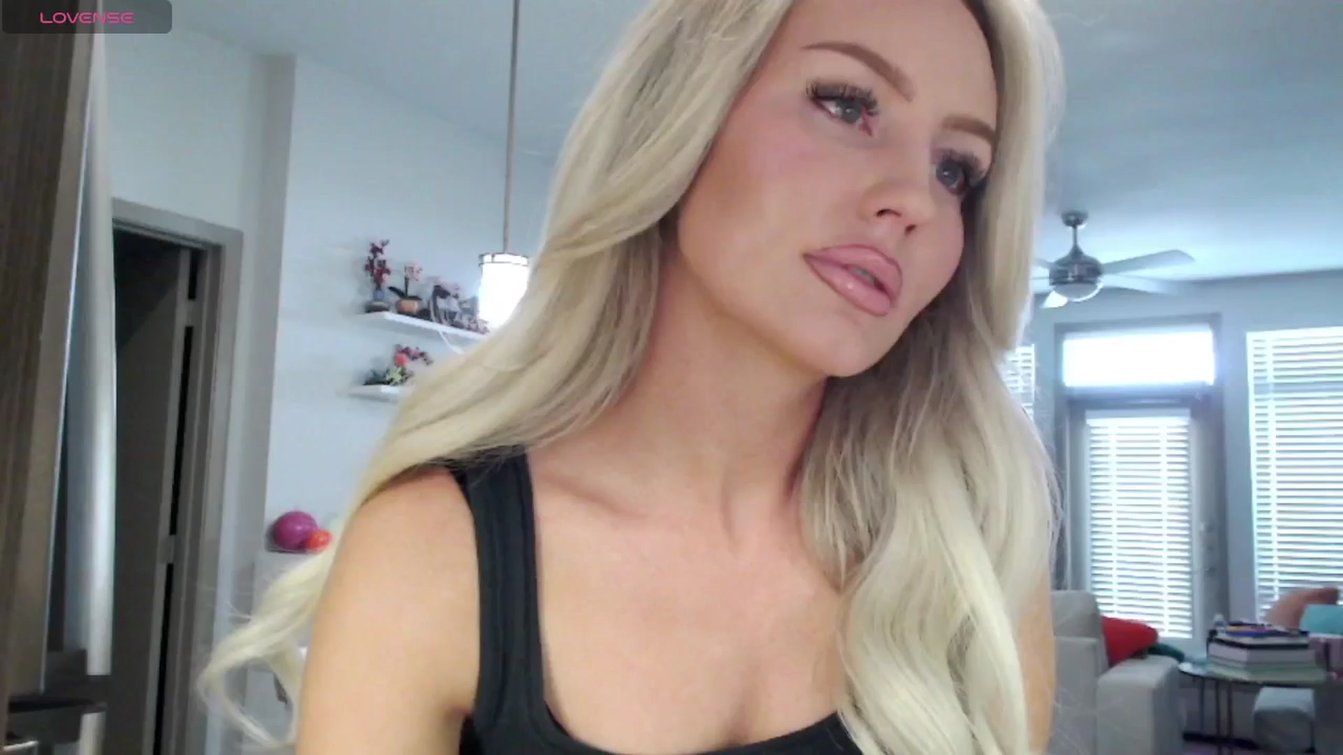 Gallery image thumbnail from Officialelsa's myfreecams stream on, 03/07/2025, 20:33 image 3 of 20