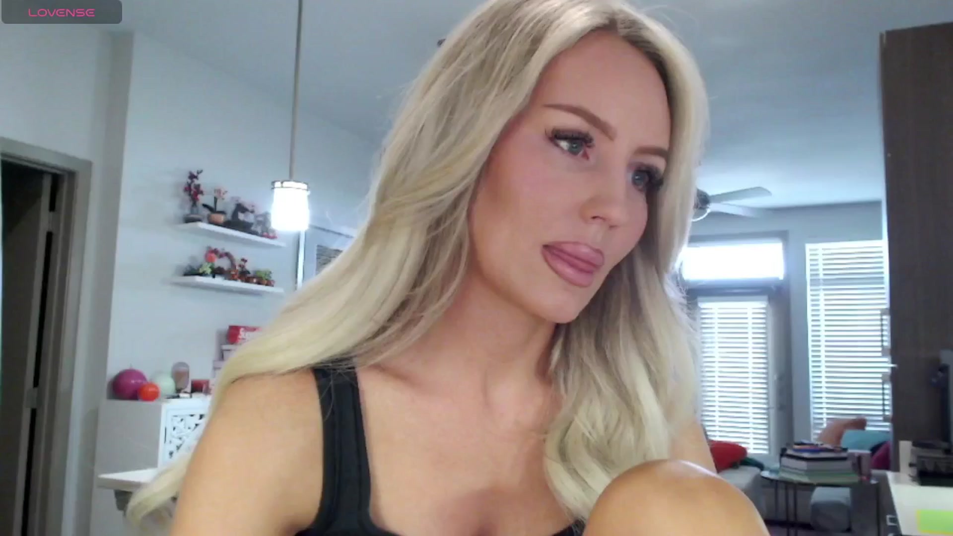 Gallery image thumbnail from Officialelsa's myfreecams stream on, 03/07/2025, 20:33 image 20 of 20