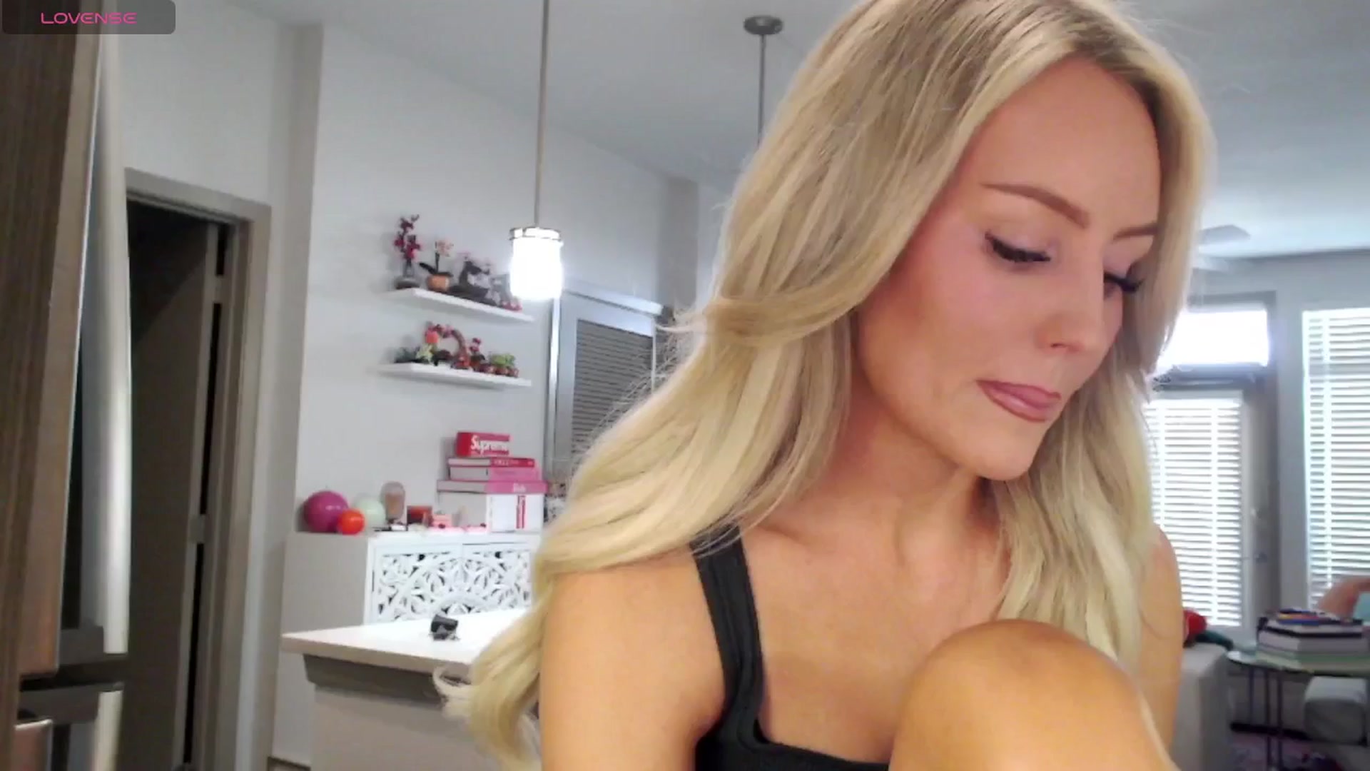 Gallery image thumbnail from Officialelsa's myfreecams stream on, 03/07/2025, 21:09 image 19 of 20