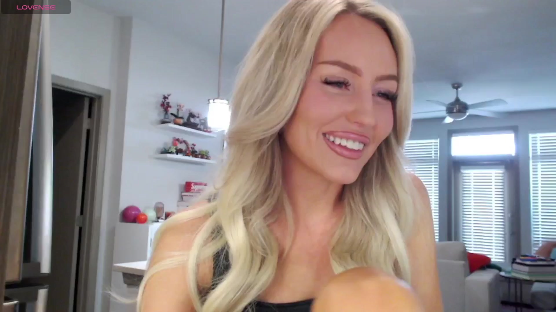 Gallery image thumbnail from Officialelsa's myfreecams stream on, 03/07/2025, 21:09 image 3 of 20