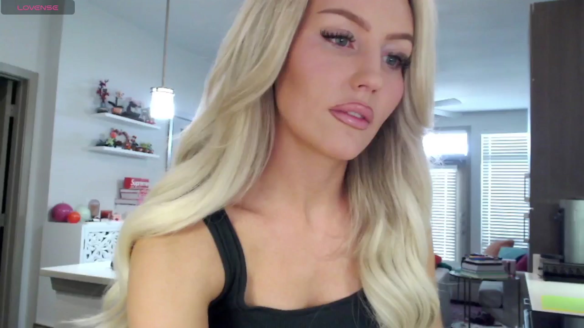 Gallery image thumbnail from Officialelsa's myfreecams stream on, 03/07/2025, 21:09 image 10 of 20