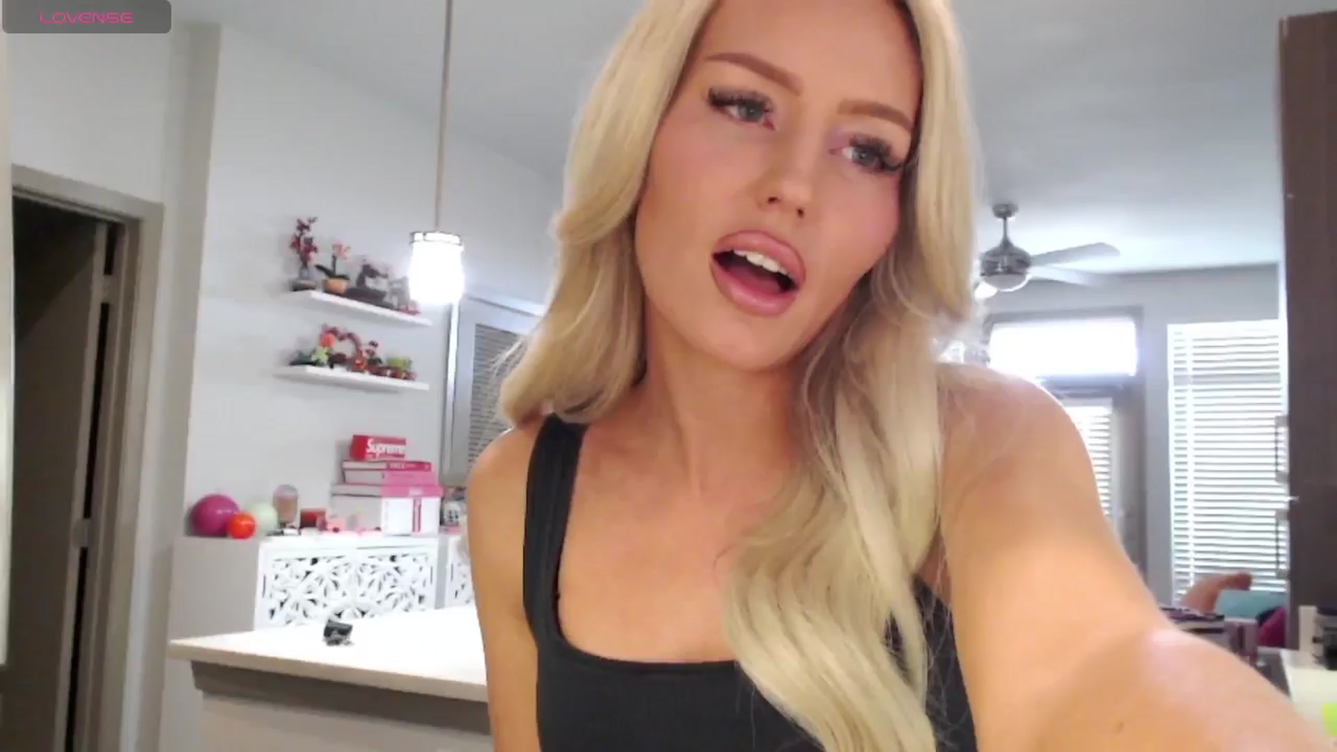 Gallery image thumbnail from Officialelsa's myfreecams stream on, 03/07/2025, 21:09 image 4 of 20