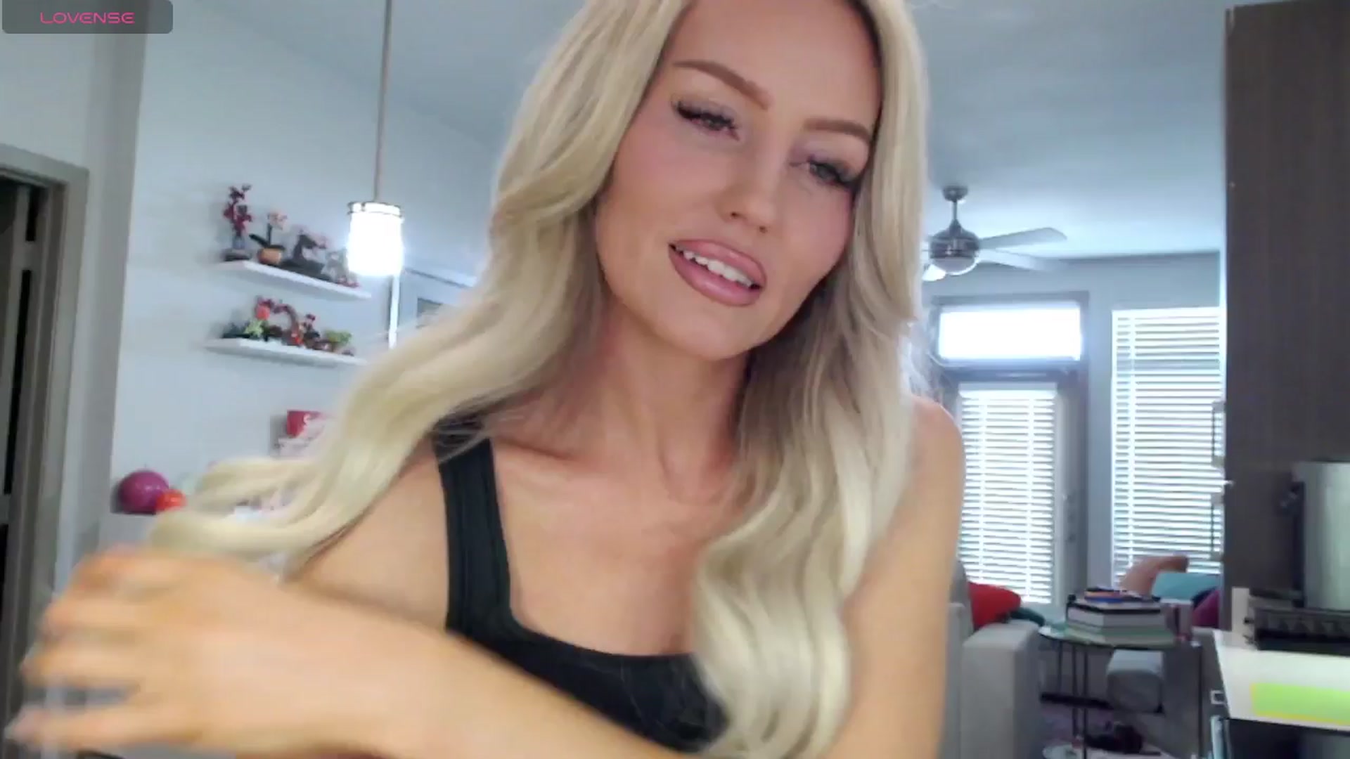 Gallery image thumbnail from Officialelsa's myfreecams stream on, 03/07/2025, 21:09 image 9 of 20