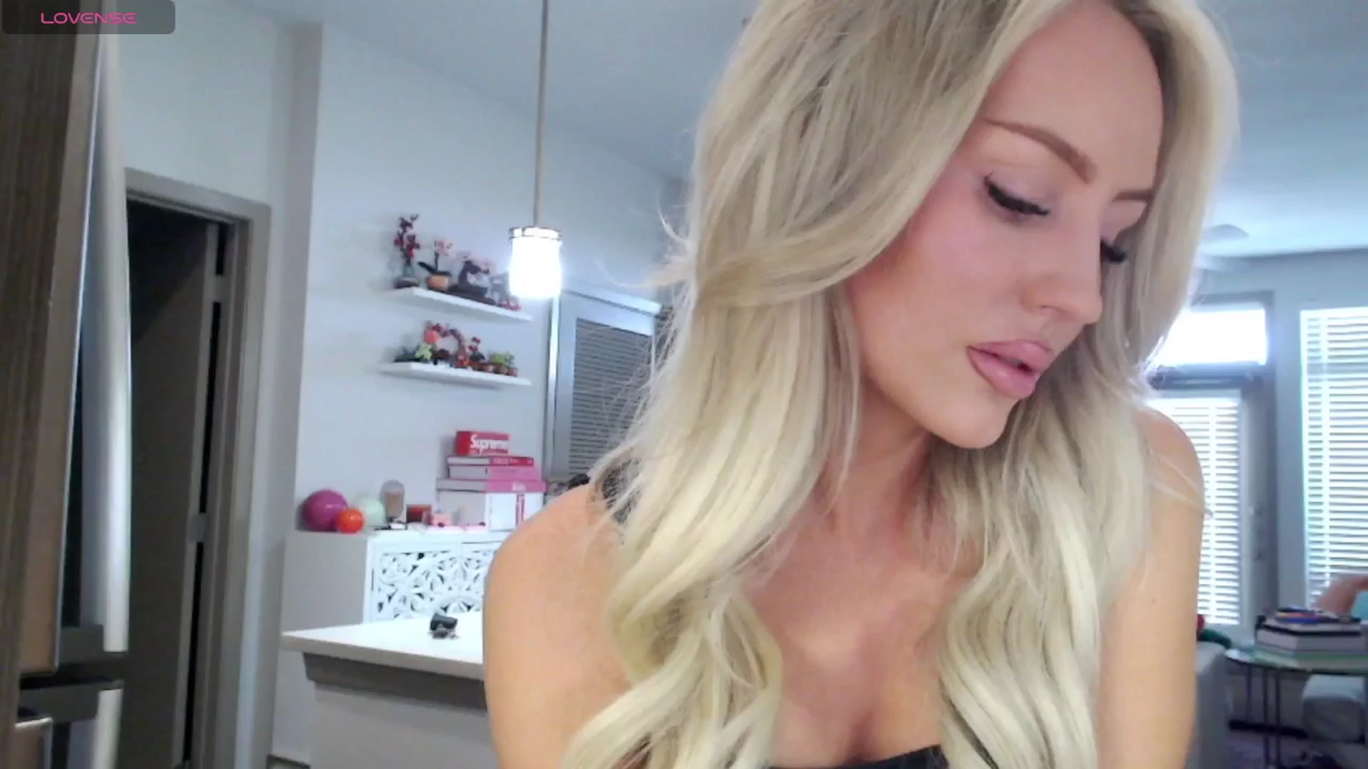 Gallery image thumbnail from Officialelsa's myfreecams stream on, 03/07/2025, 21:09 image 15 of 20