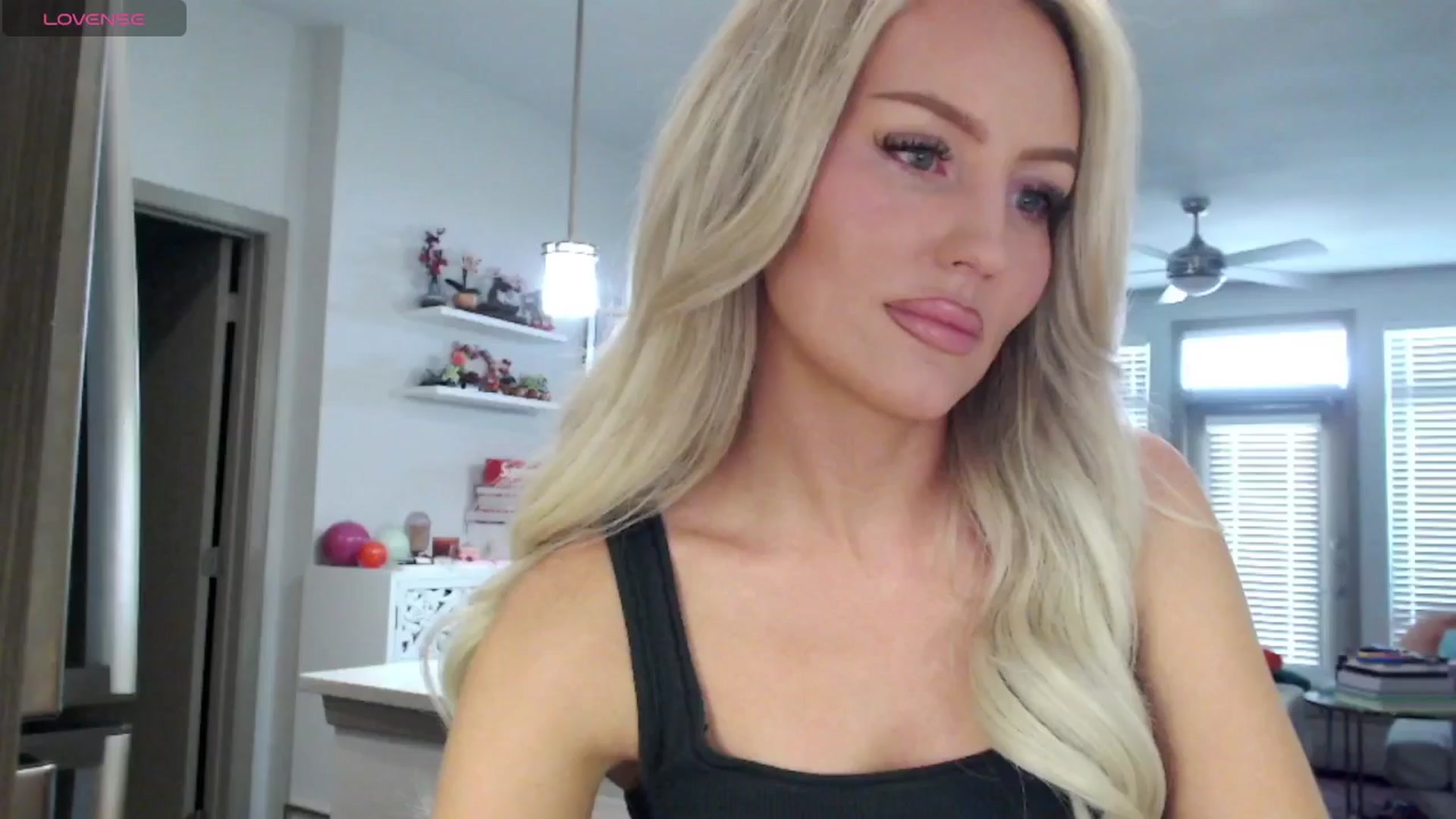Gallery image thumbnail from Officialelsa's myfreecams stream on, 03/07/2025, 21:09 image 16 of 20
